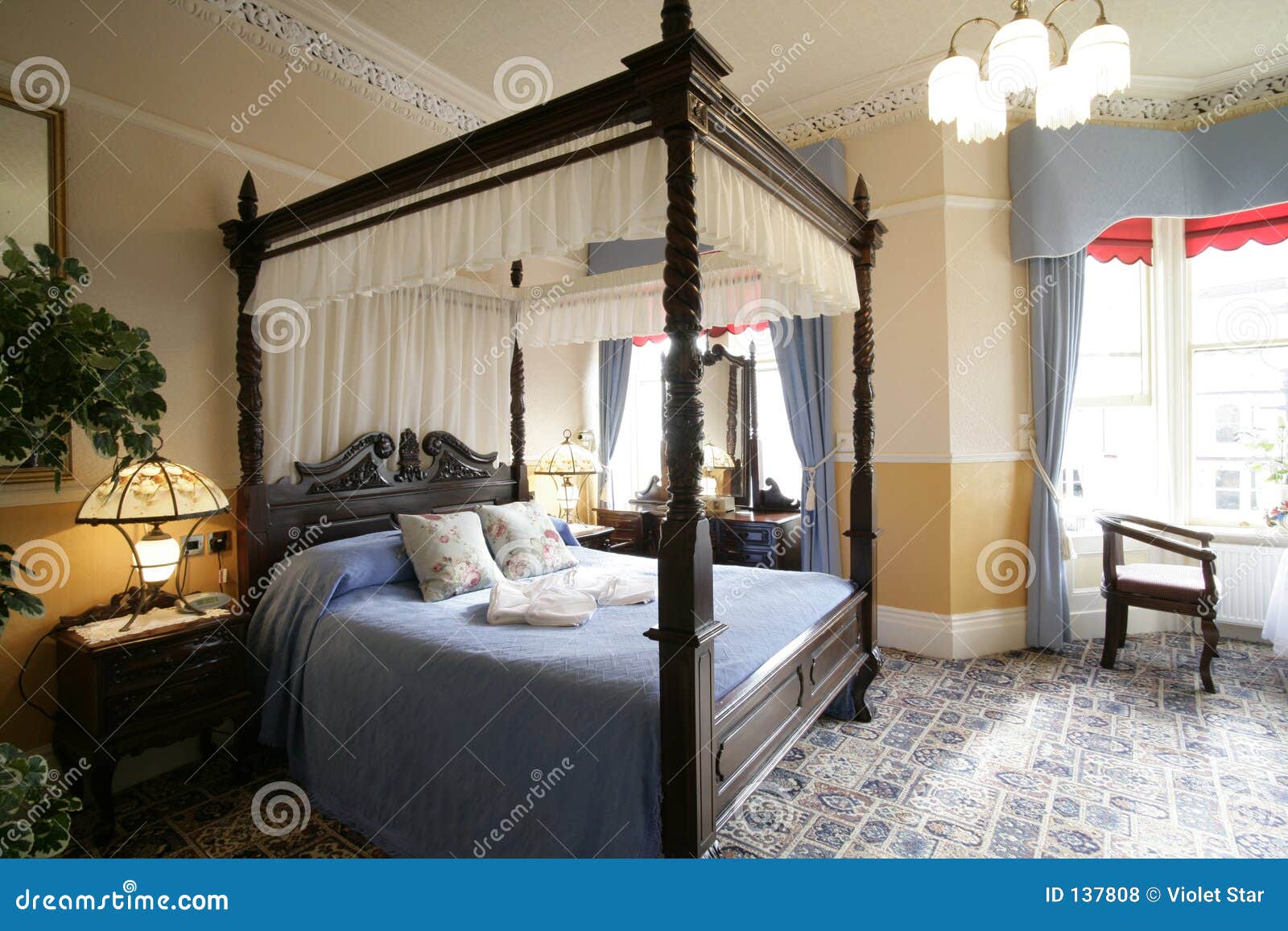 Cama con dosel foto de archivo. Imagen de romance, hotel - 137808, image size:1600x1157