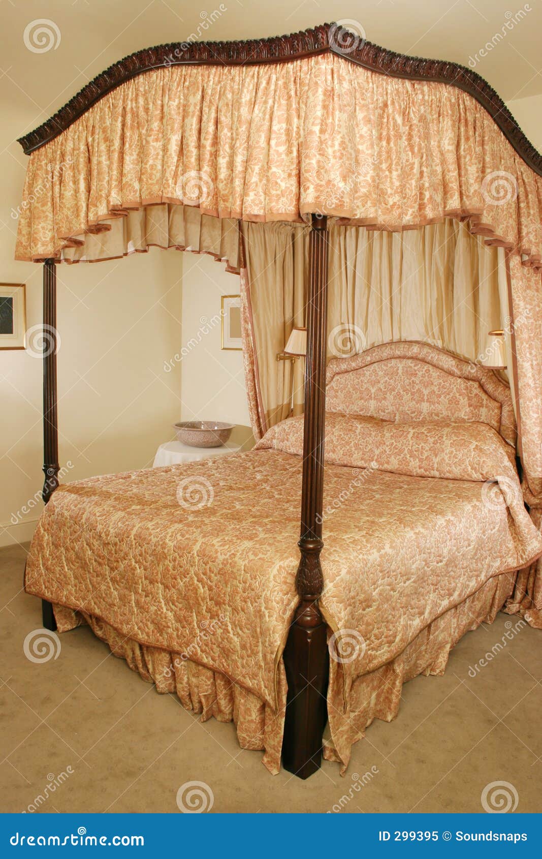 Cama con dosel imagen de archivo. Imagen de interior, flora - 299395, image size:1067x1690