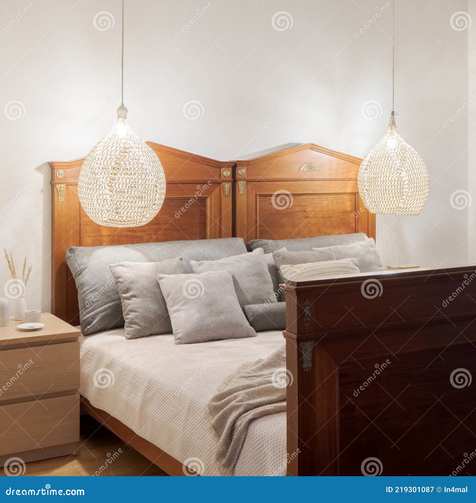 escalar sagrado Haz un experimento Cama De Madera De Lujo Para Dos Imagen de archivo - Imagen de lujo,  amortiguador: 219301087