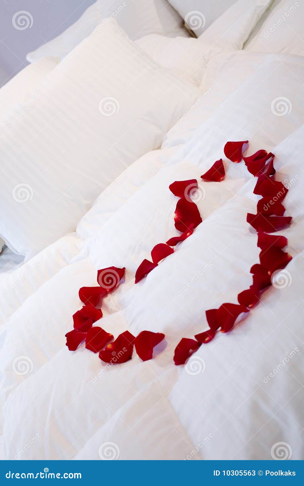 Cama Romántica Con El Corazón De Rosas Imagen de archivo - Imagen de