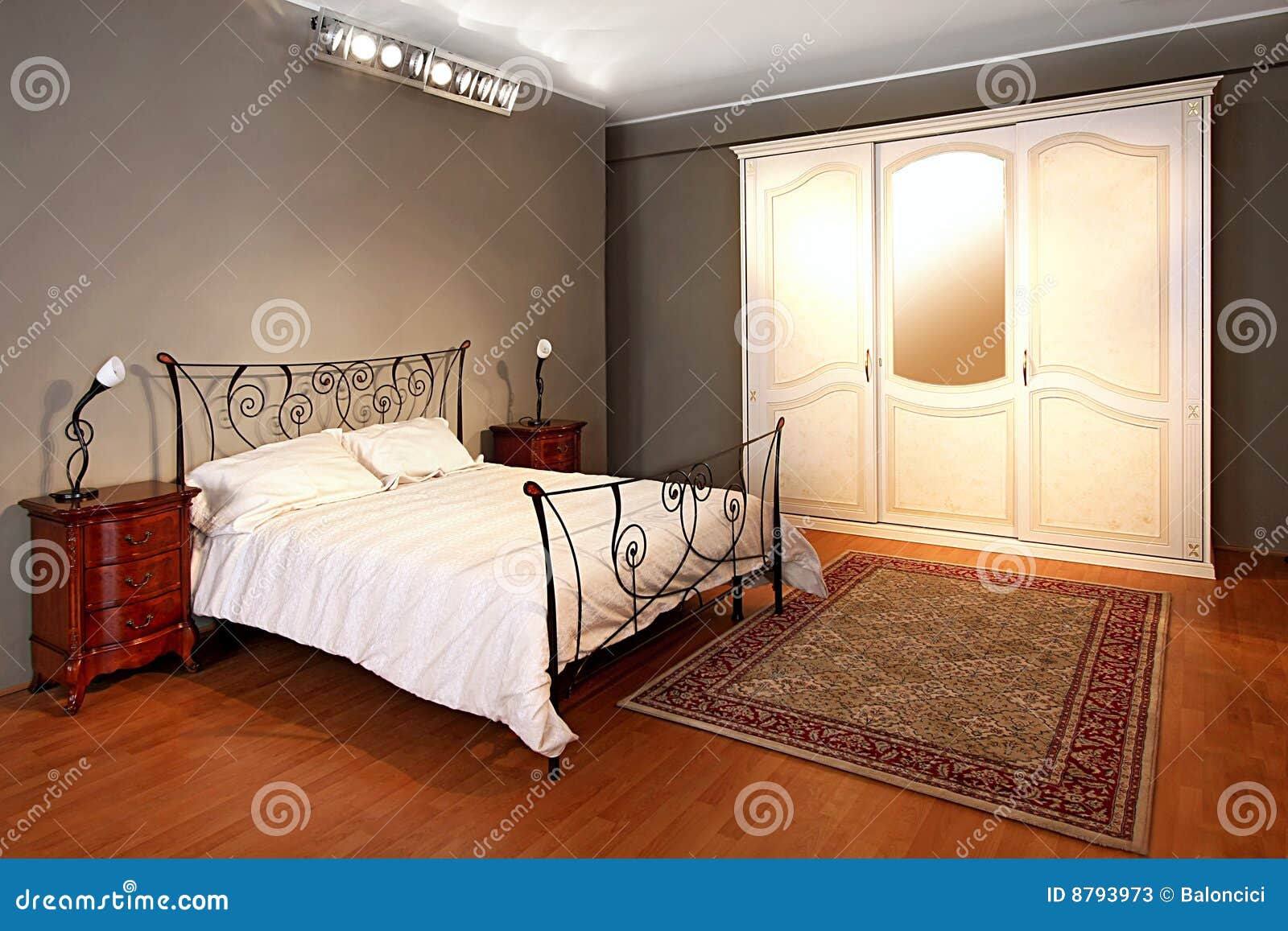 Cama antigua de latón repujado Jaden, image size:1600x1157