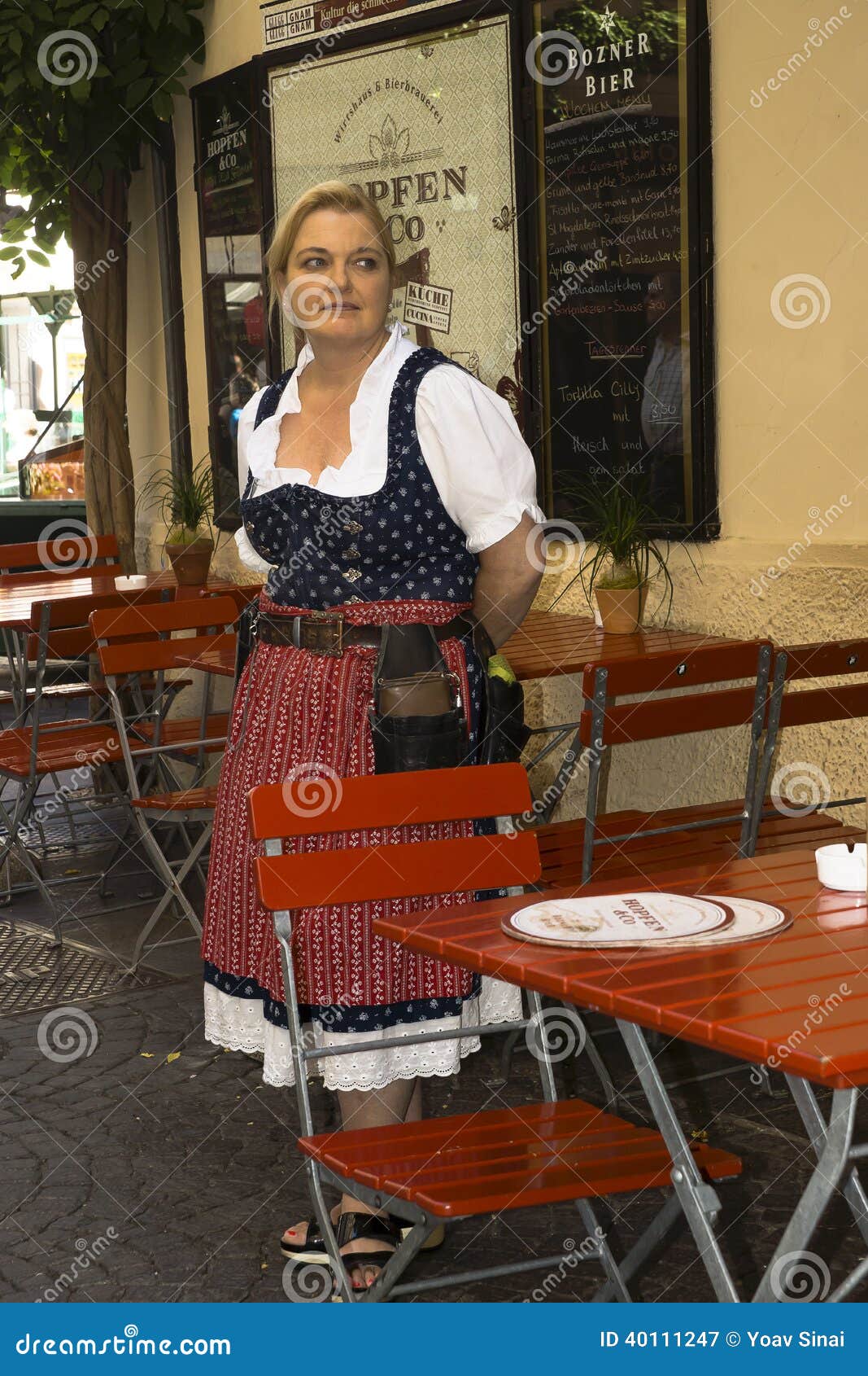 Camarera Que Espera, Bolzano Italia Fotografía editorial - Imagen de  europa, clientes: 40111247