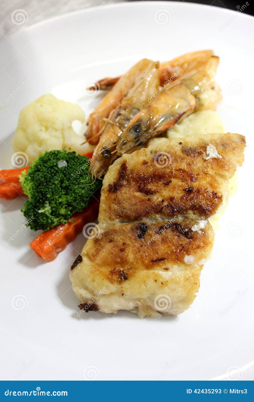 Camarão e peixes grelhados na placa boa bastante comer