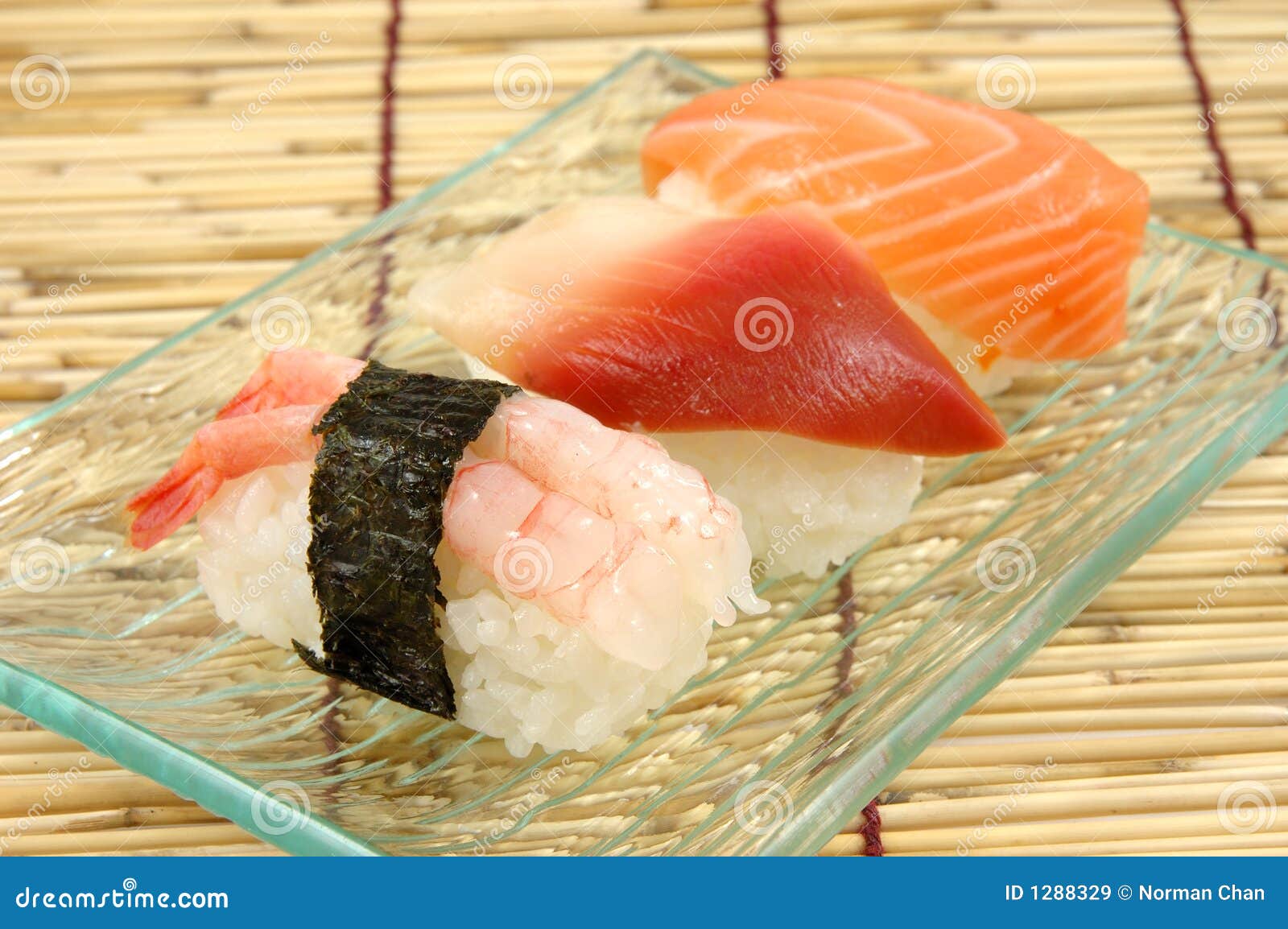 Camarón, almeja de resaca y sushi de los salmones en una placa de cristal