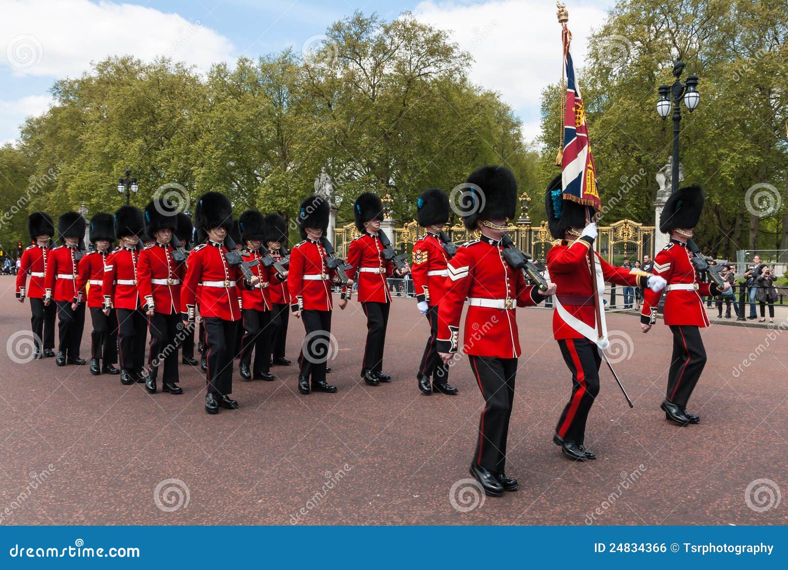 Soldados británicos que marchan del cambio del protector en la alameda fuera del Buckingham Palace, Londres.
