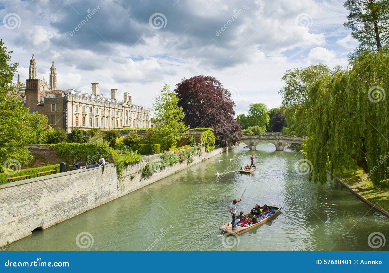 CAMBRIDGE, INGHILTERRA - 28 MAGGIO: Calciando sulla camma del fiume il 28 maggio 2015 a Cambridge