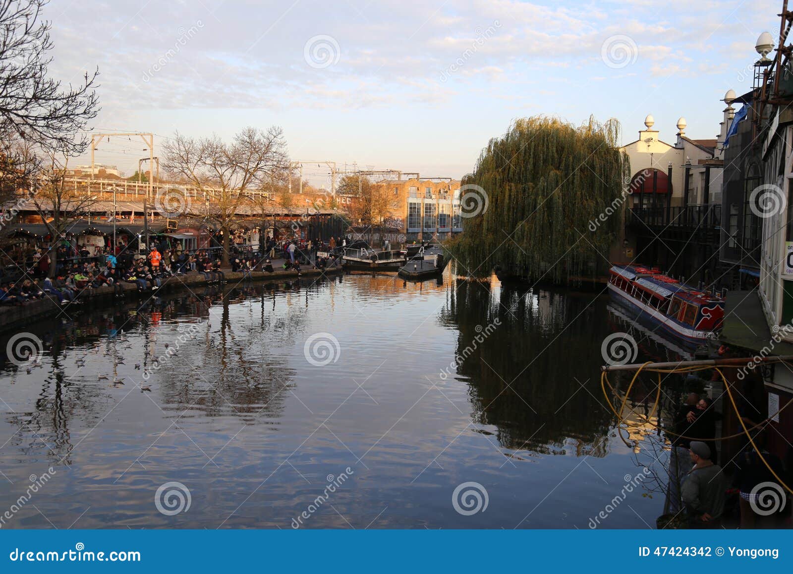 Camden Lock, Regno Unito. Uno di buon tempo in autunno in Camden Town del Regno Unito