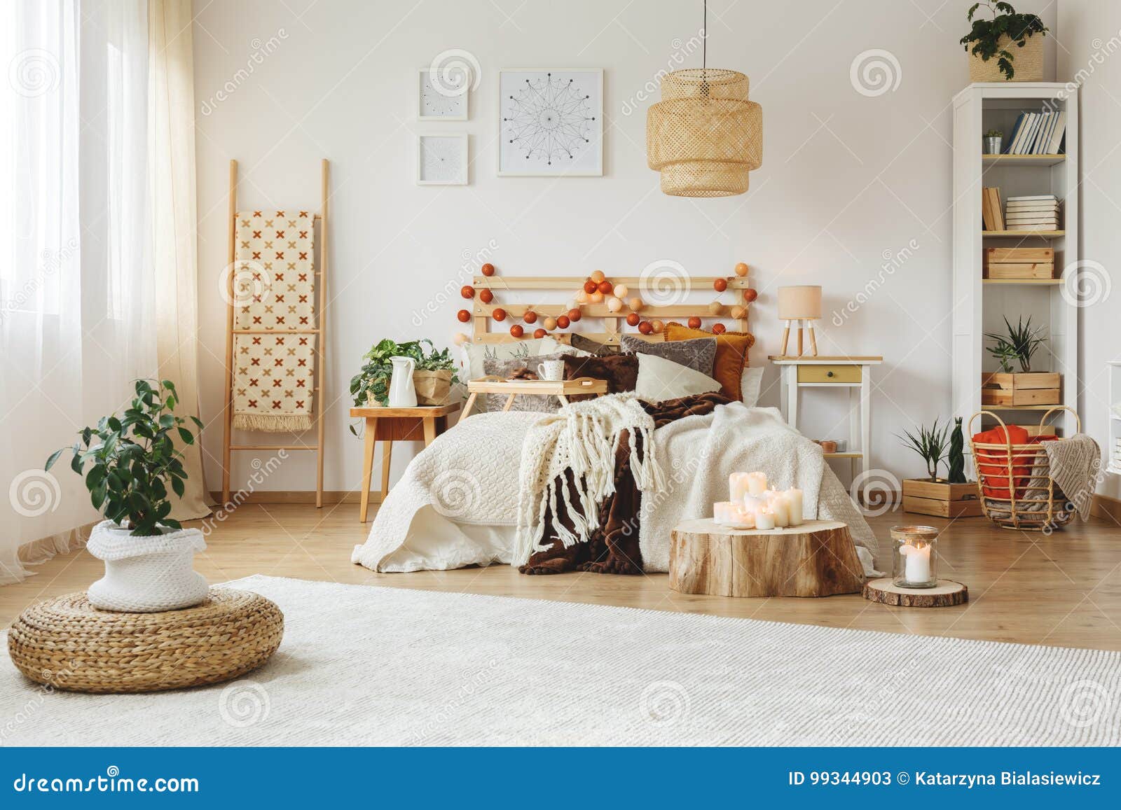 Camera Da Letto Con Grande Tappeto Bianco Immagine Stock