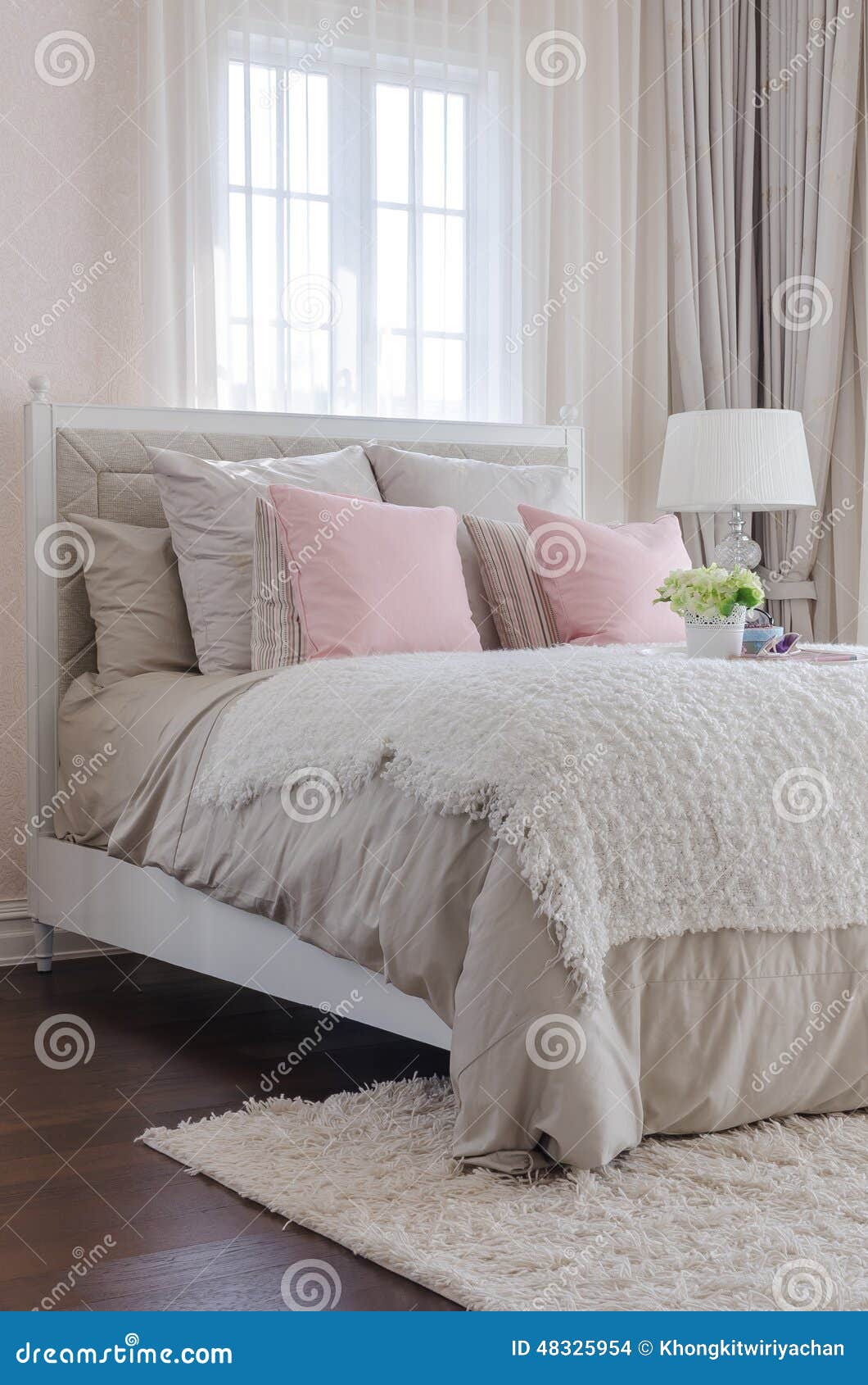 Camera da letto di lusso con i cuscini rosa sul letto fotografia ...