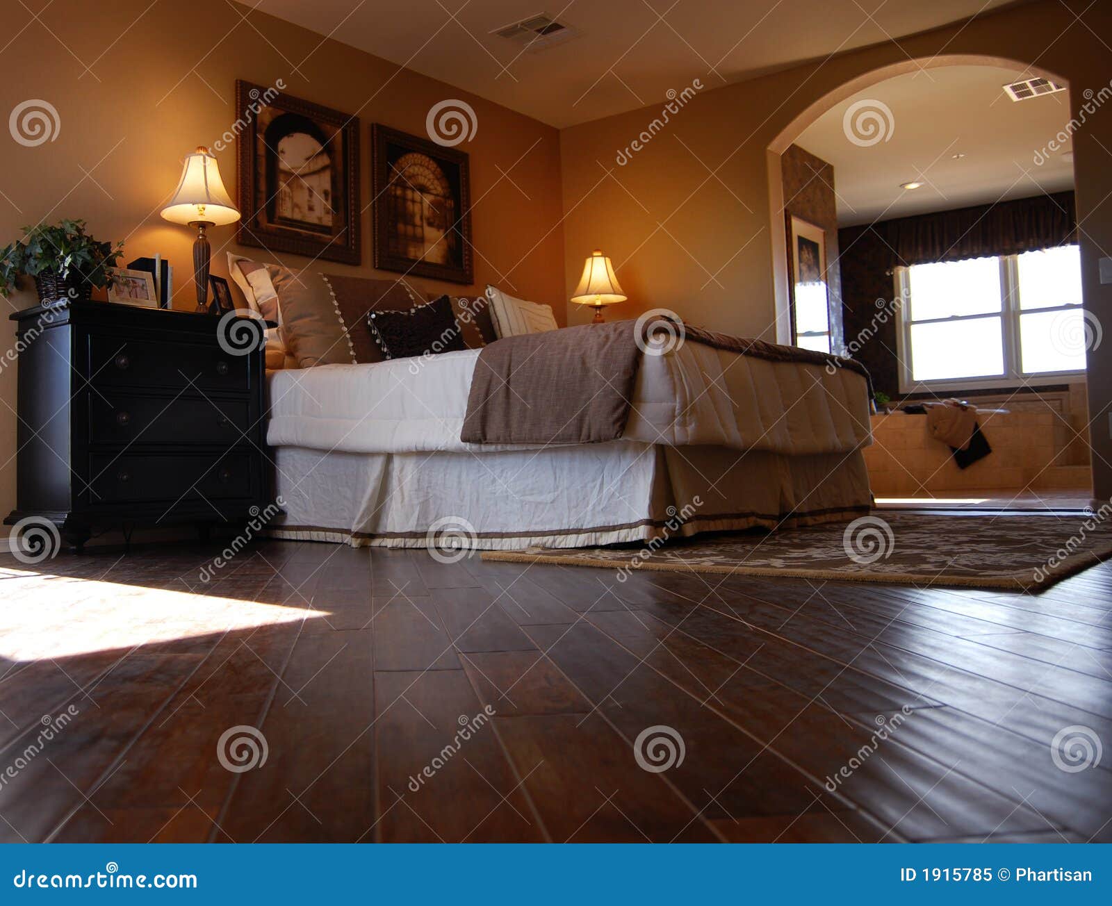 Camera da letto di lusso con la pavimentazione del legno duro ...