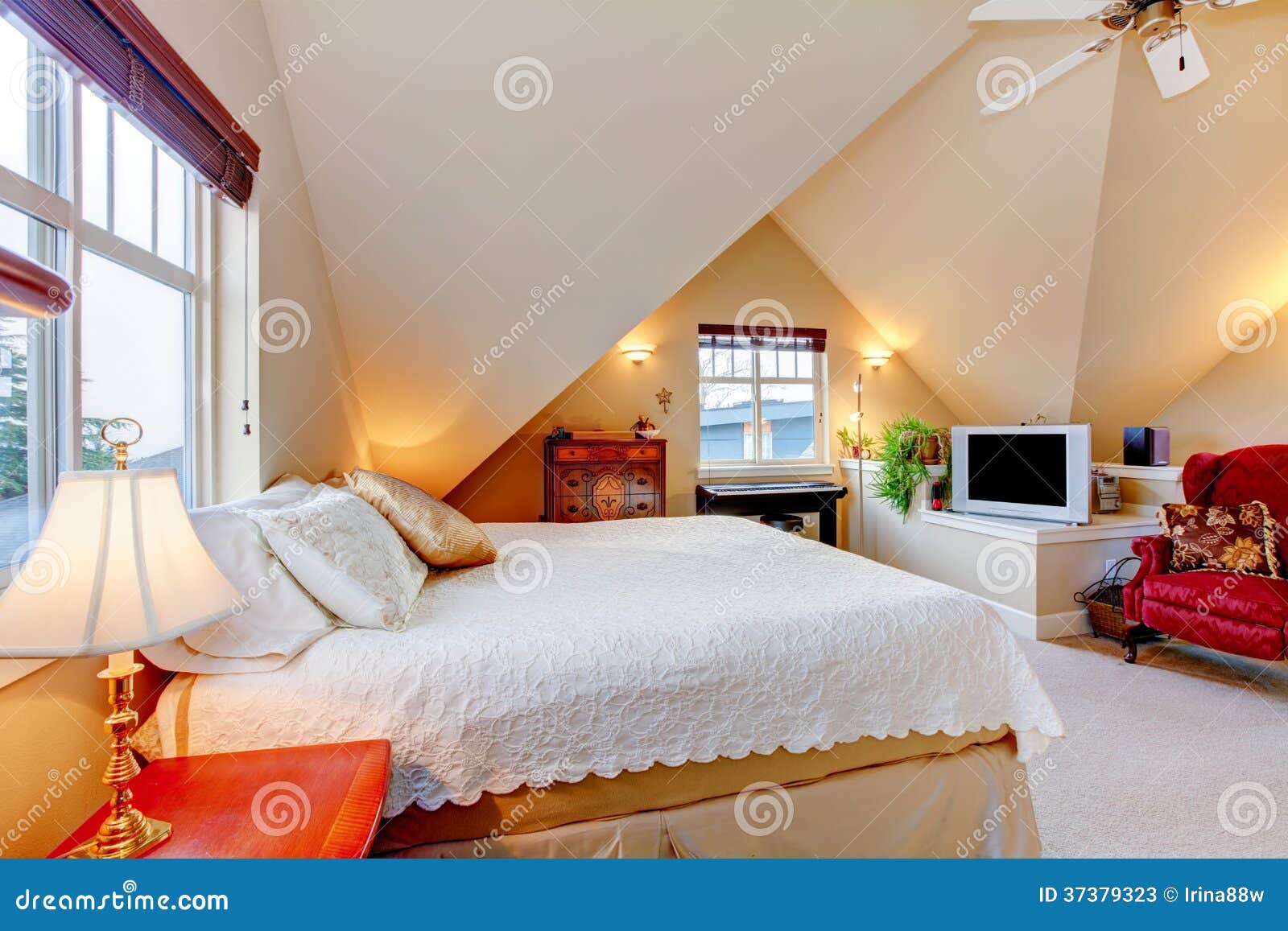 Camera da letto luminosa accogliente con il soffitto arcato di ... Soffitto disegno Colore