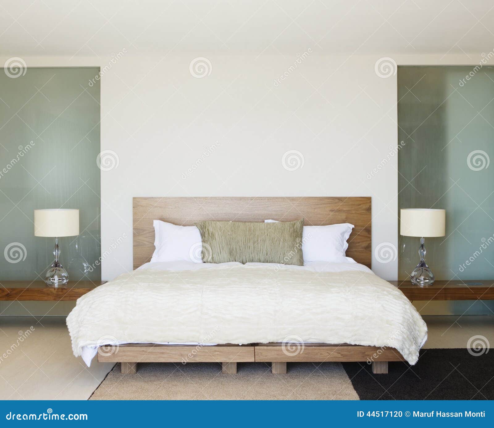 Camera da letto moderna con il letto di legno fotografia stock ...