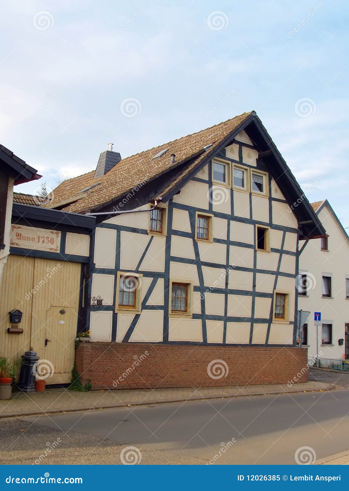 Camera Half-Timbered antica in Germania. Vecchia Camera Half-Timbered in un piccolo villaggio in Germania