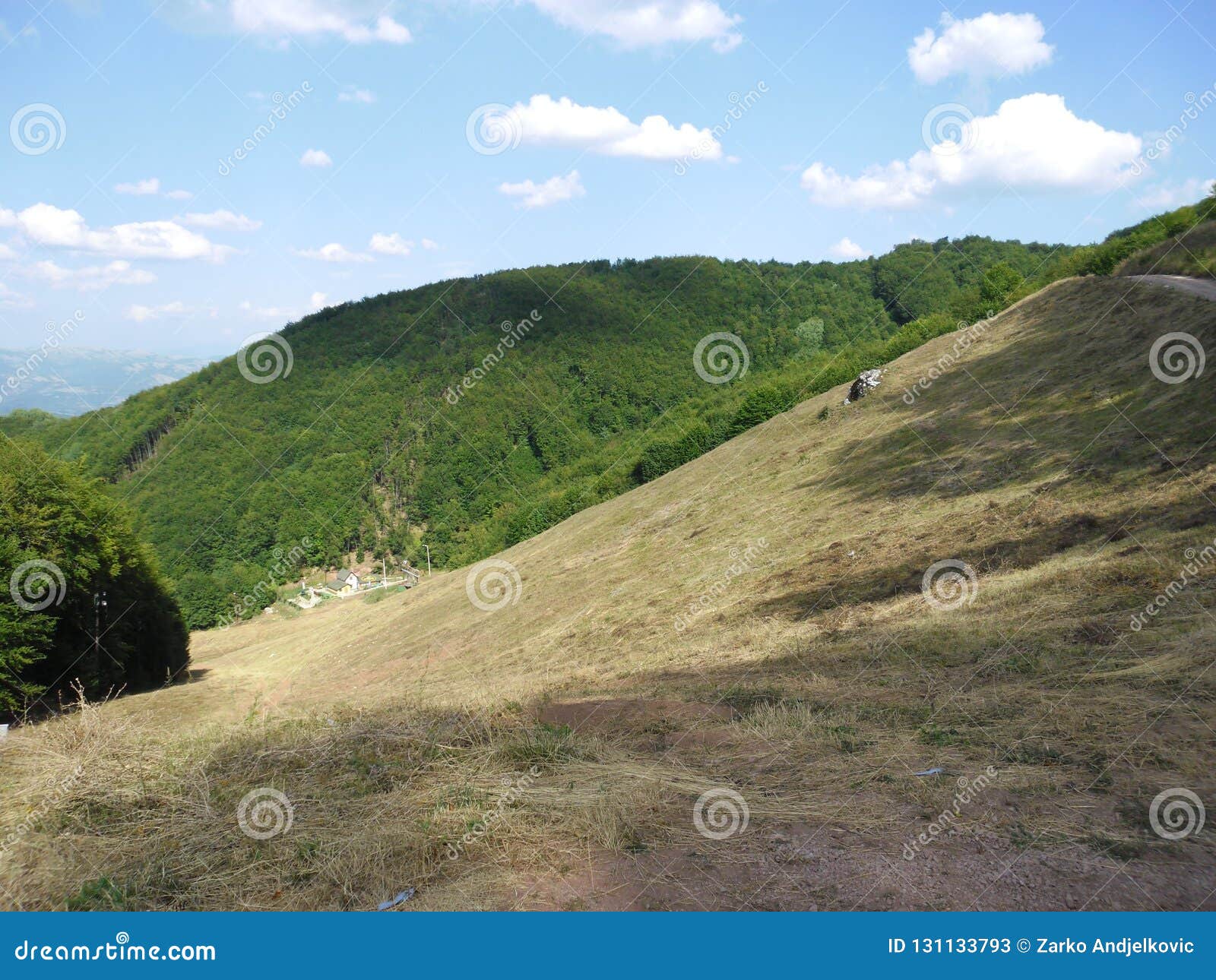 Camera in montagna. Casa di riposo e strada, in montagna del sud della Serbia chiamata “montagna asciutta “