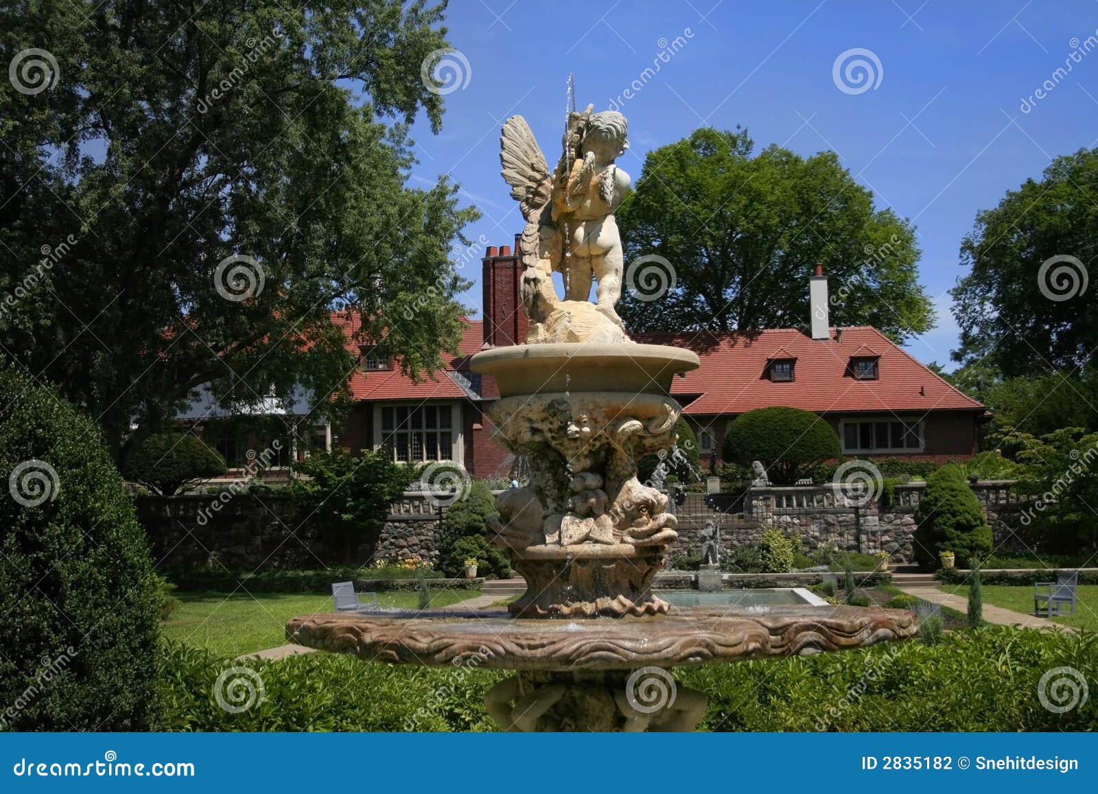 Camera storica di Cranbrook. Statua e fontana davanti alla casa storica di Cranbrook