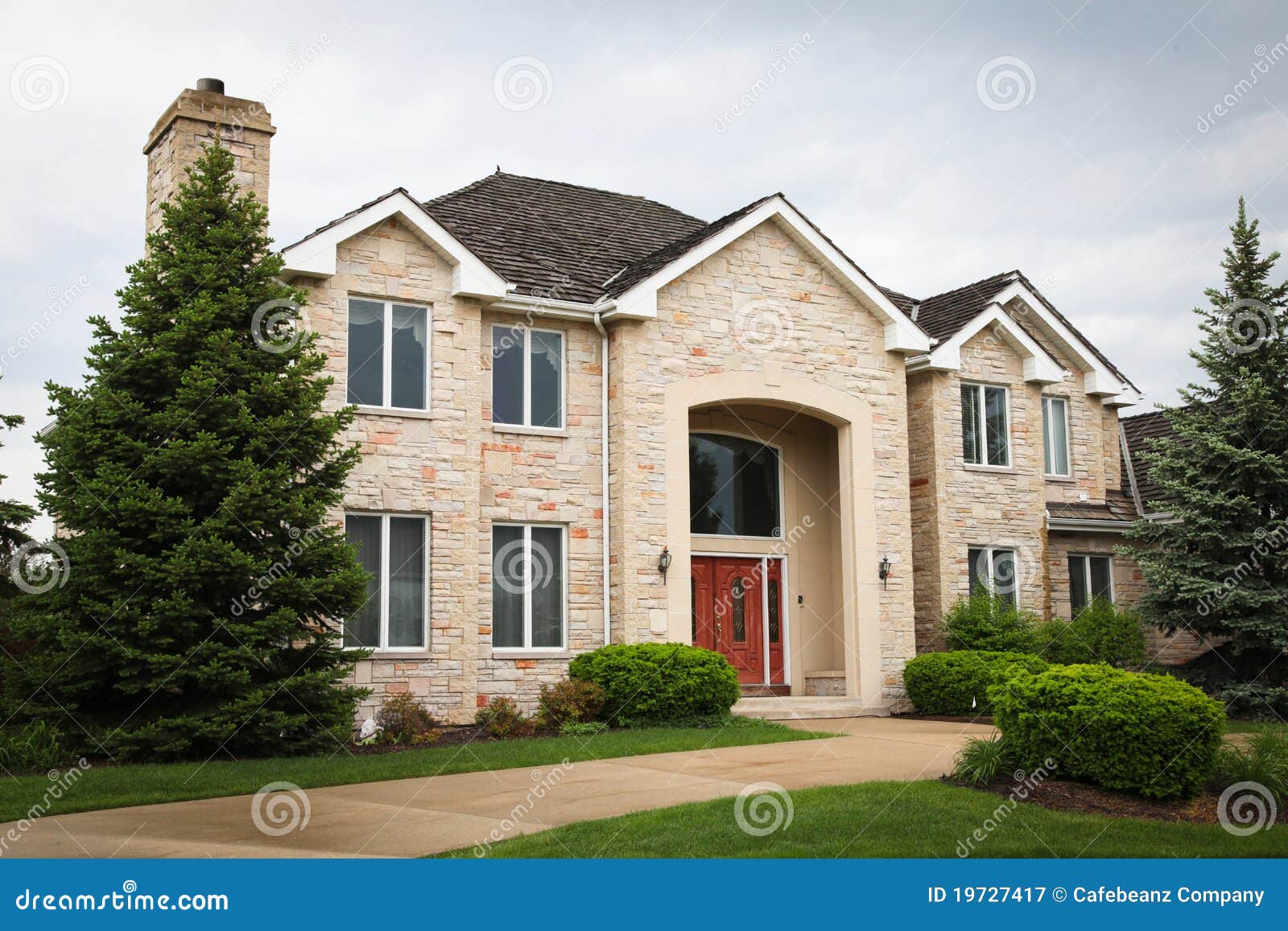 Camera suburbana del mattone. Immagine di una casa unifamiliare con molti finestre e bello abbellimento.