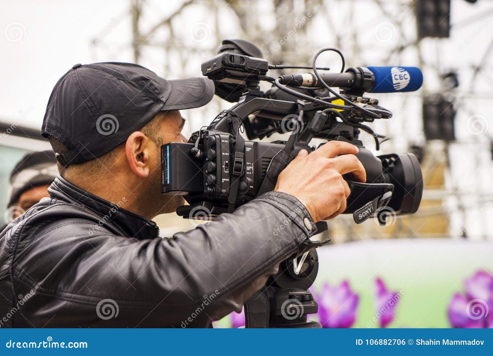 Cameraman With His Video Camera Shooting Outdoor In The City Editorial  Photo - Image of director, movie: 106882706