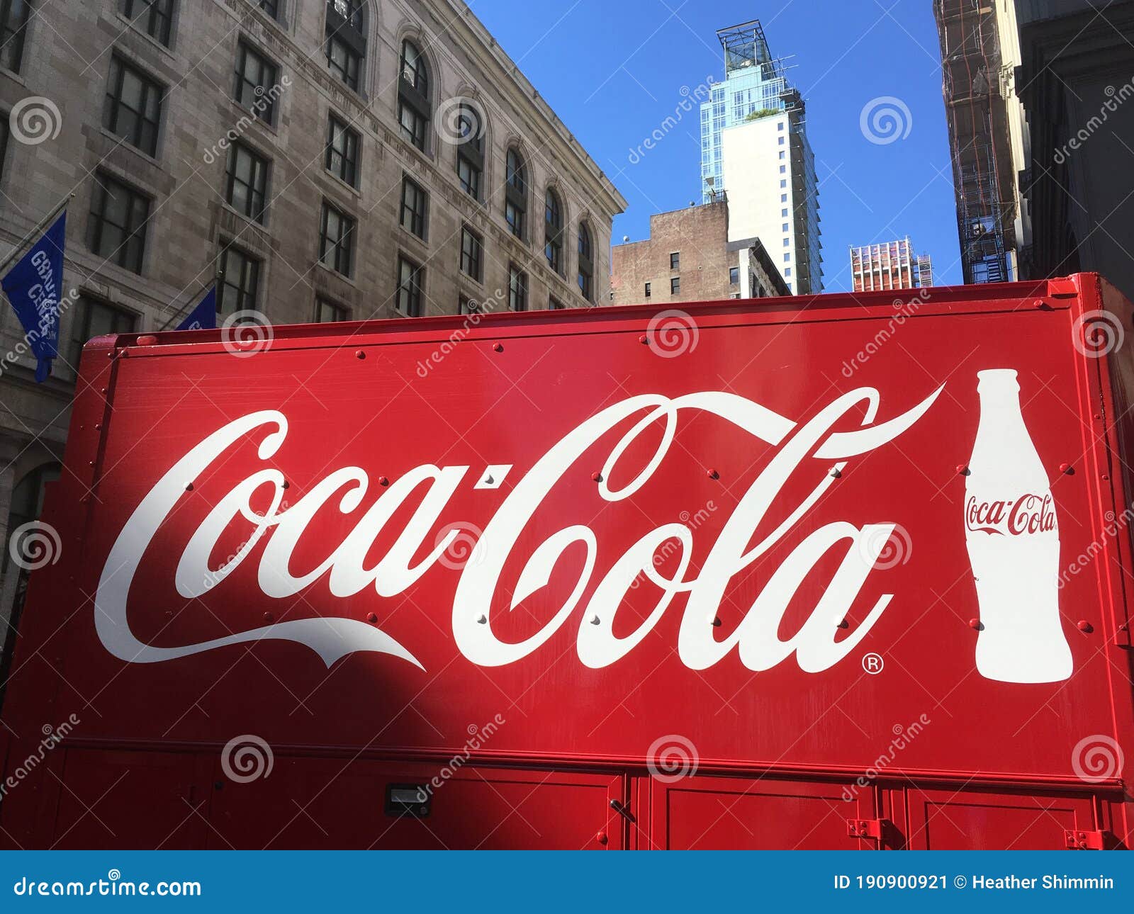 Camión De Entrega De Cocacola Rojo Brillante Girando En La 5ª Avenida En El  Centro De Manhattan. Camión De Entrega Lleno De Coca a Foto editorial -  Imagen de anuncio, acoplado: 190900921