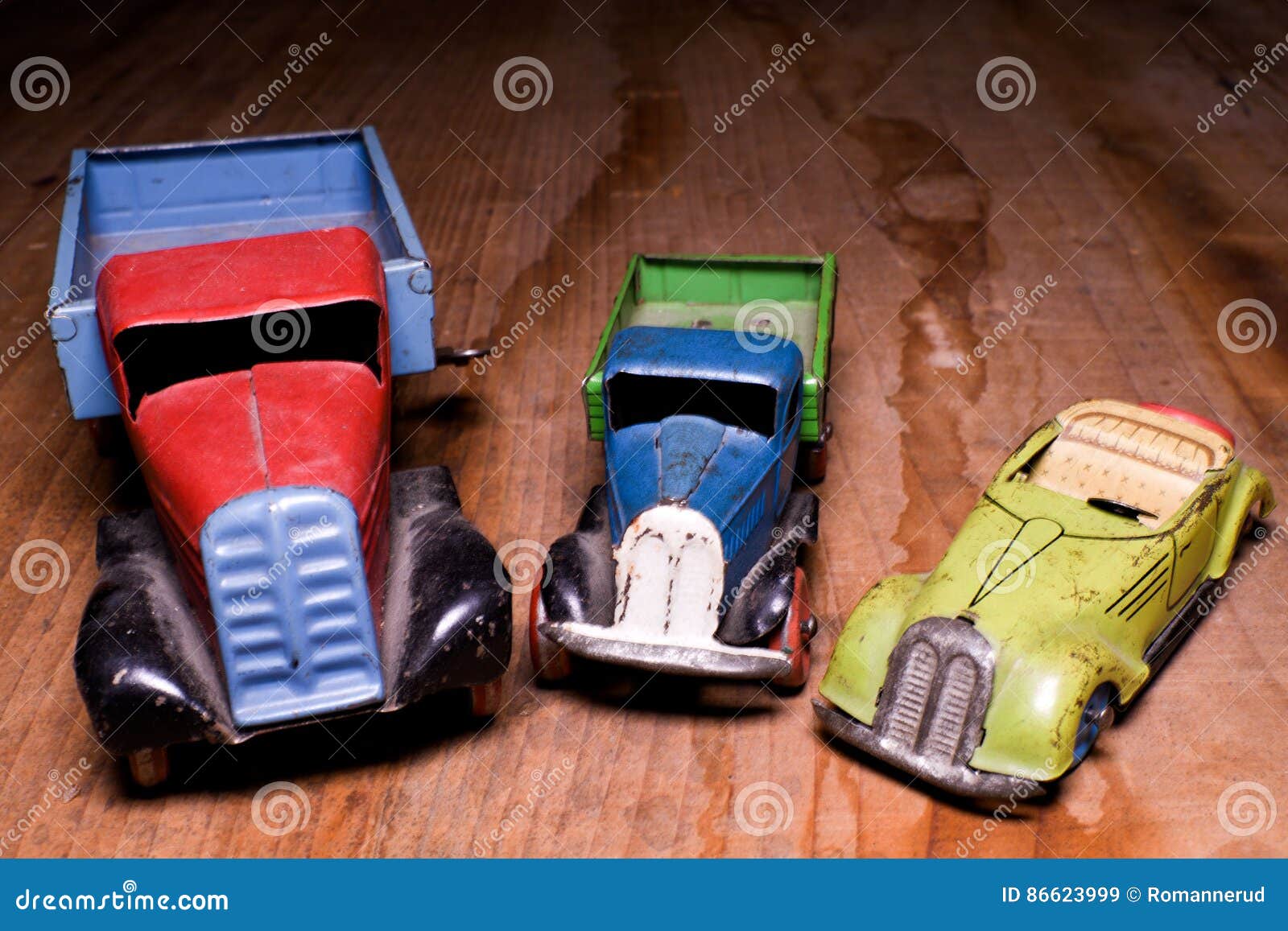 Camión Del Camión De Los Coches Del Juguete Del Vintage Y Coche Del Descapotable En Fondo De Madera Marrón Juguetes Retros Para L Imagen de archivo - Imagen de coche, coches: 86623999