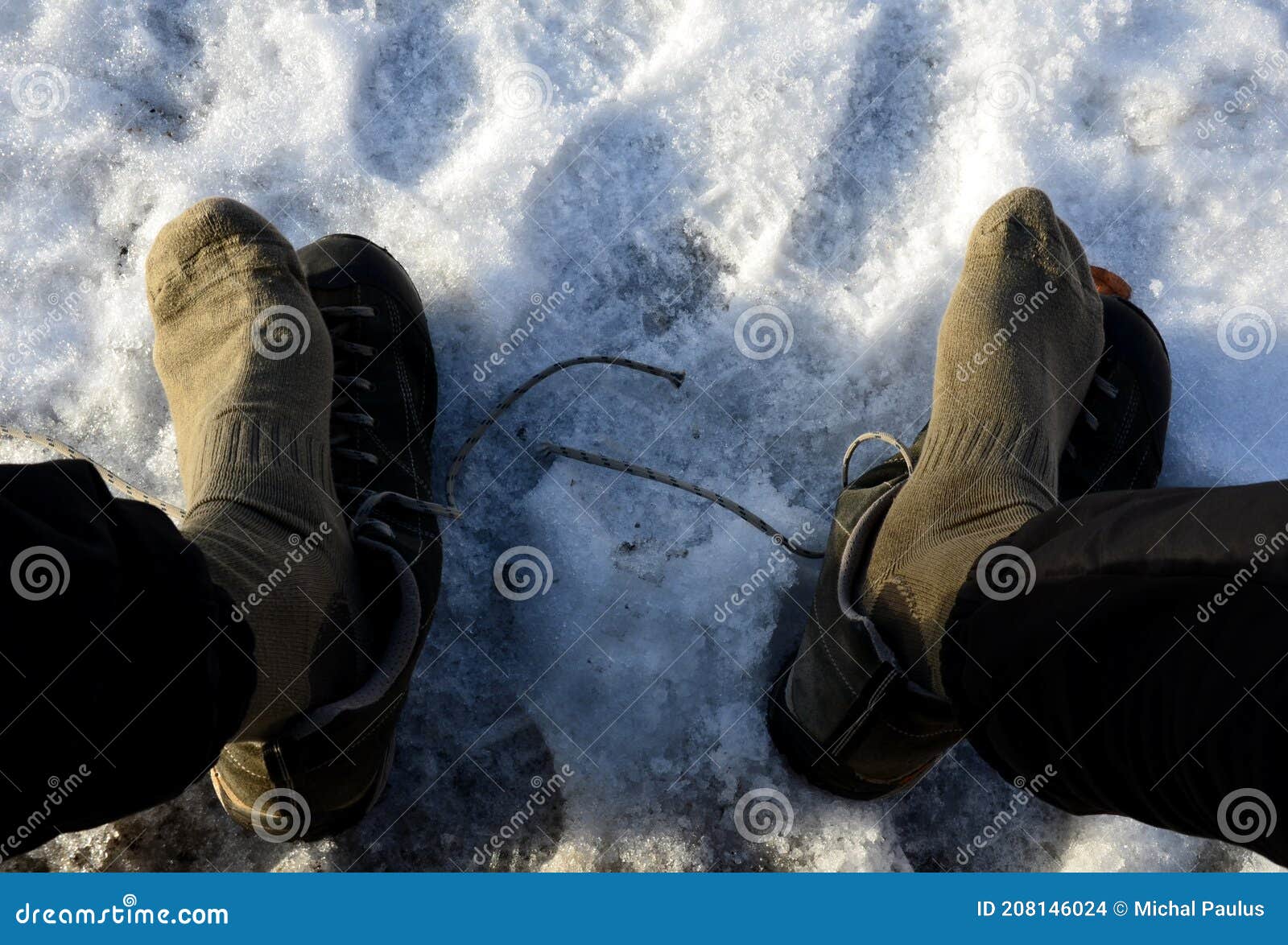 Caminando Por La Nieve Sin Botas. Primero Quítate Los Calcetines Y