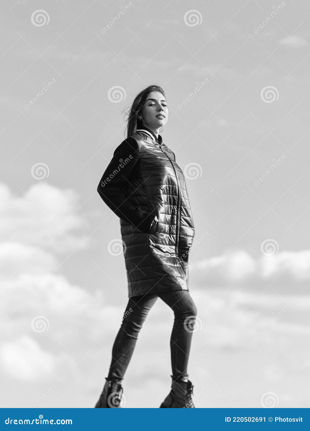 Mujer joven en ropa de invierno al aire libre