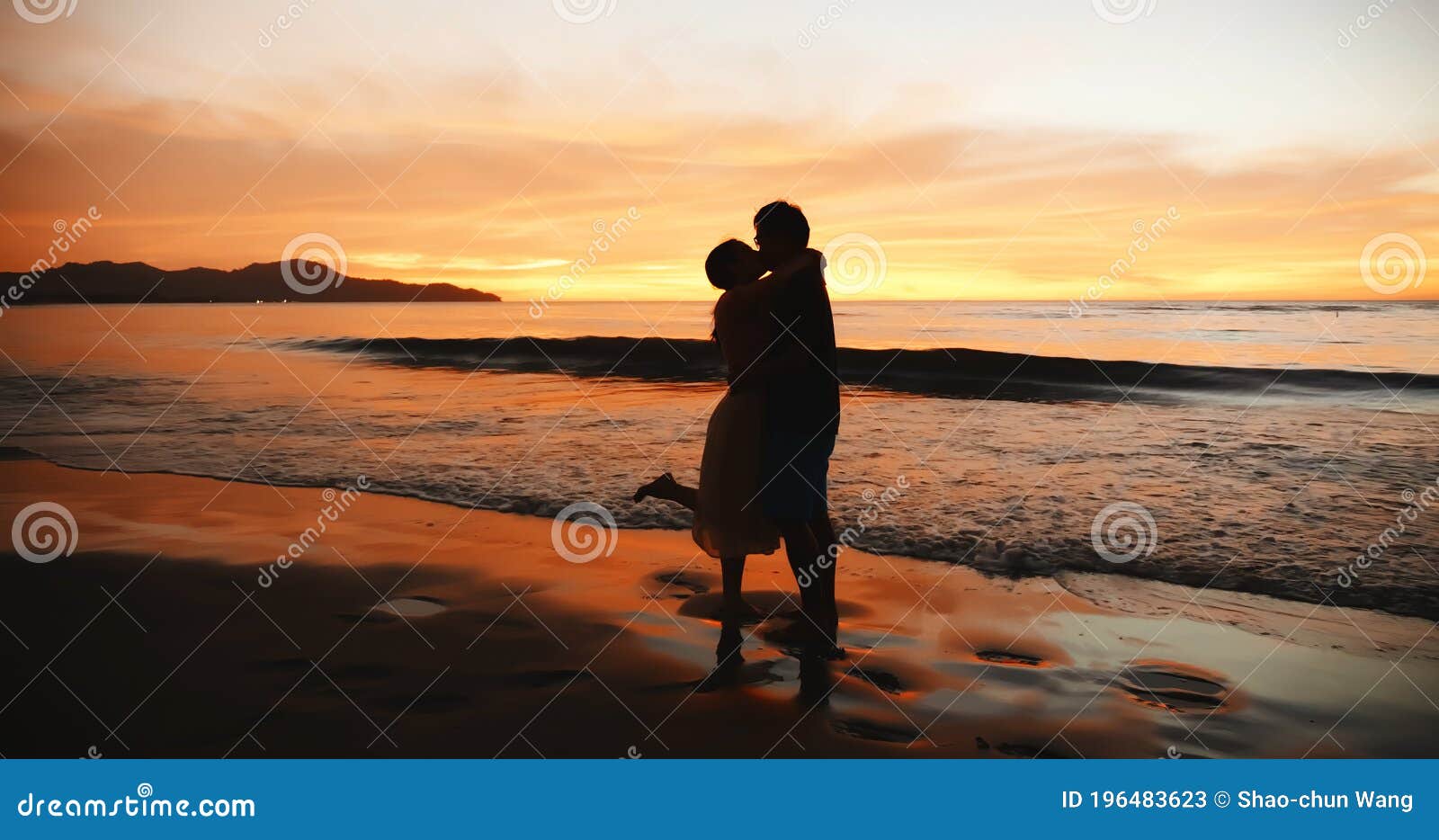 Caminata De Parejas En La Playa De La Puesta De Sol Imagen de archivo - Imagen de noche, retroceder: 196483623 Caminata De Parejas En La Playa De La Puesta De Sol Imagen de archivo - Imagen de noche, retroceder: 196483623