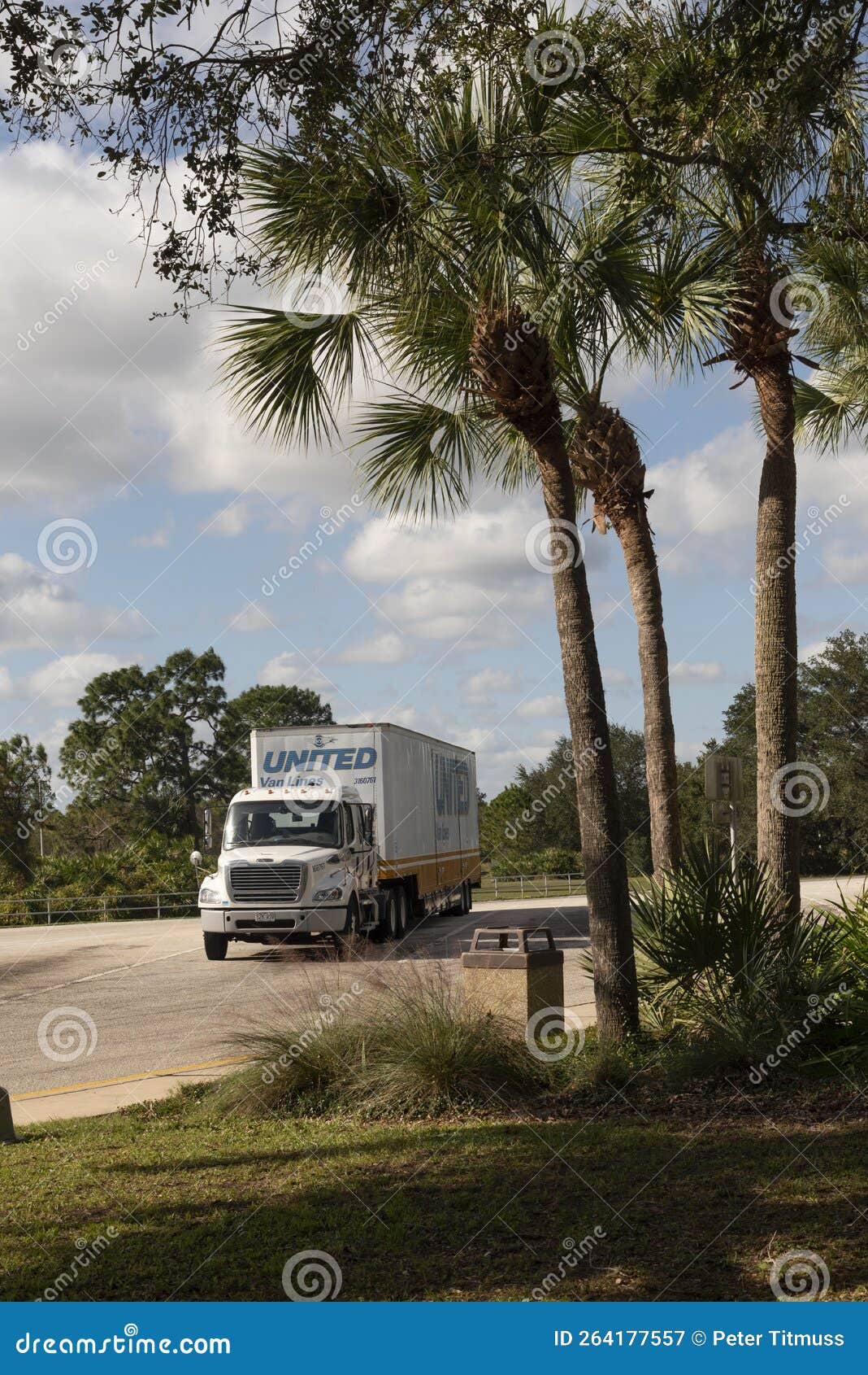 Caminhão Articulado Num Parque De Estacionamento De Caminhão Americano. Eua  Fotografia Editorial - Imagem de reboque, américa: 264177557