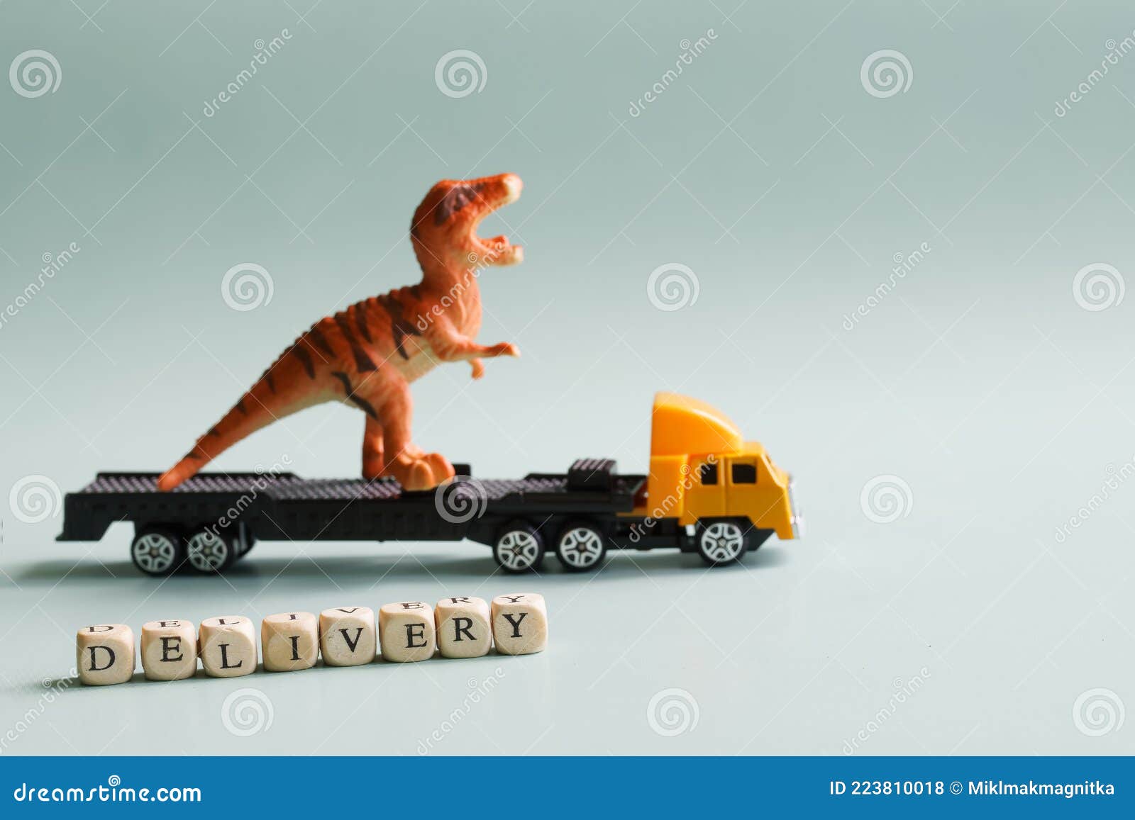 Caminhão De Brinquedo De Plataforma Transporta Um Dinossauro. Conceito De  Entrega E Transporte Globais De Carga Em Excesso. Pastel Foto de Stock -  Imagem de dinossauro, entrega: 223810018