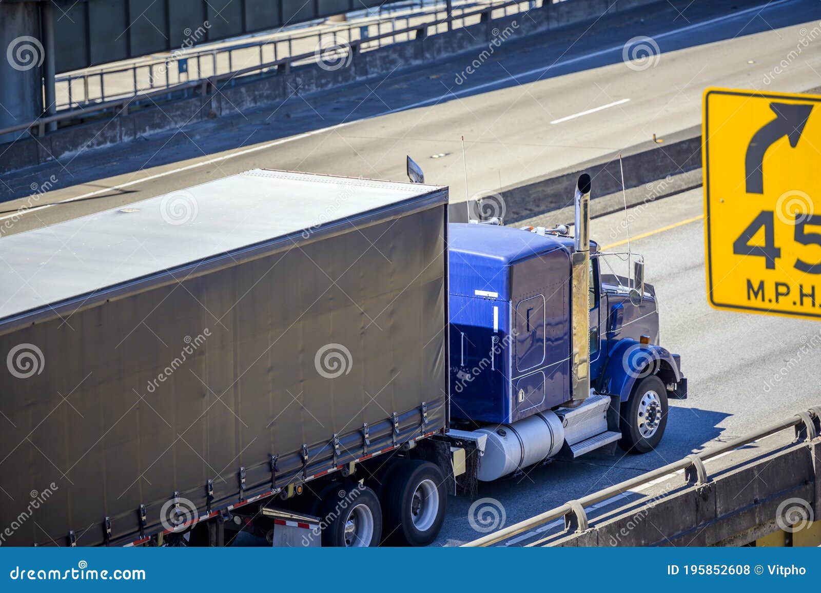 Do Equipamento Caminhão Grande Azul Semi Que Transporta Semi O Reboque Em  Frem Arqueado Foto de Stock - Imagem de dezoito, carga: 113842734