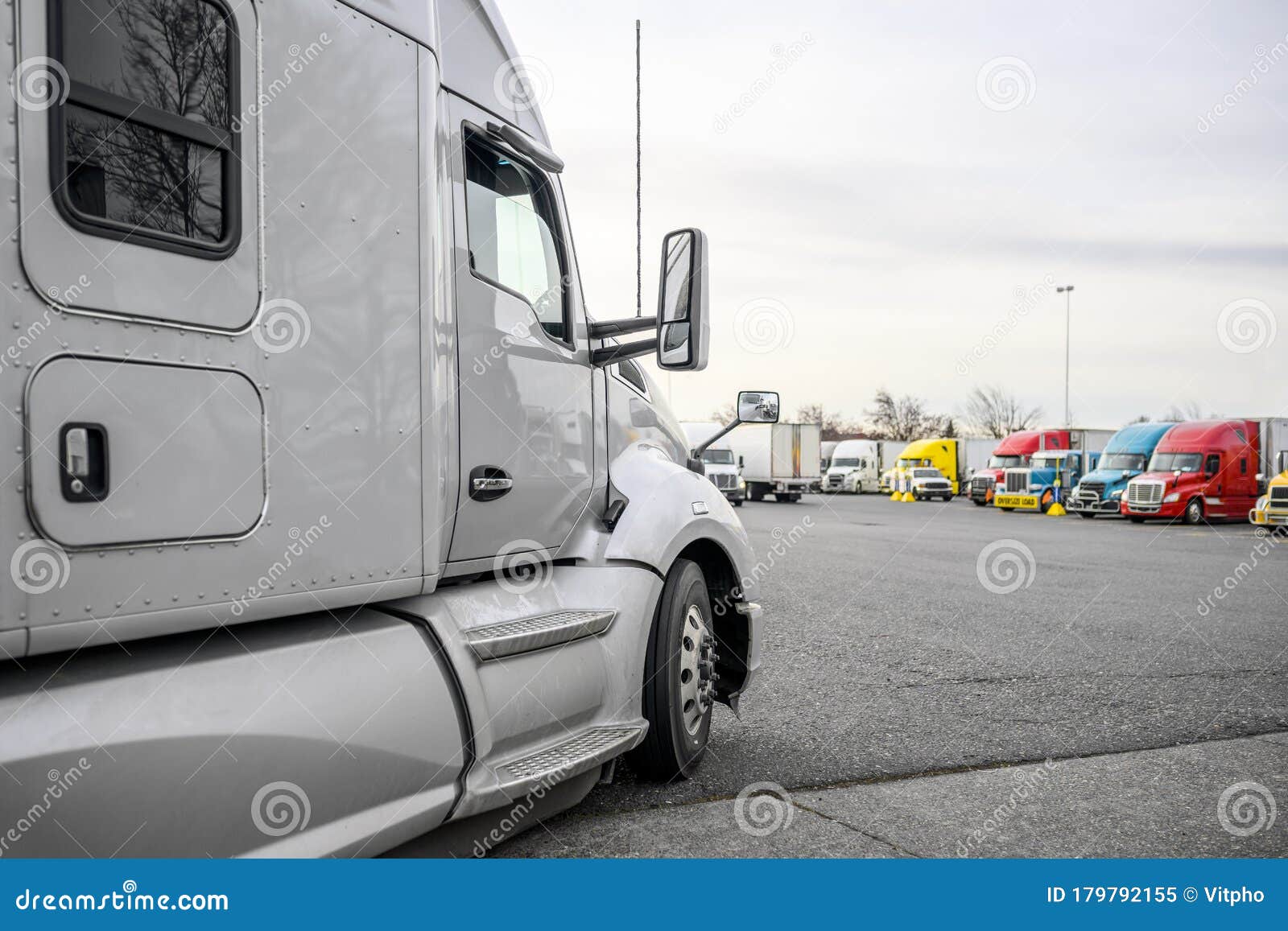 A vista superior do caminhão do estacionamento para na área de