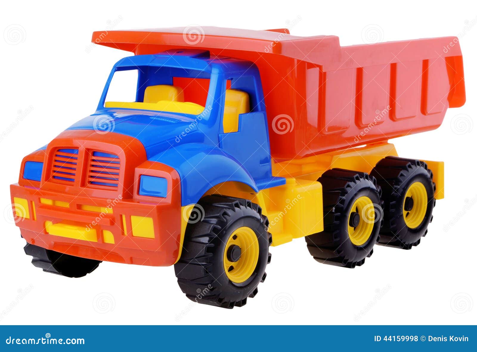 Um grande caminhão de brinquedo de plástico isolado no fundo branco