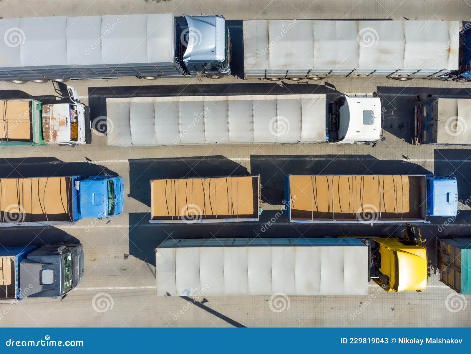 A vista superior do caminhão do estacionamento para na área de