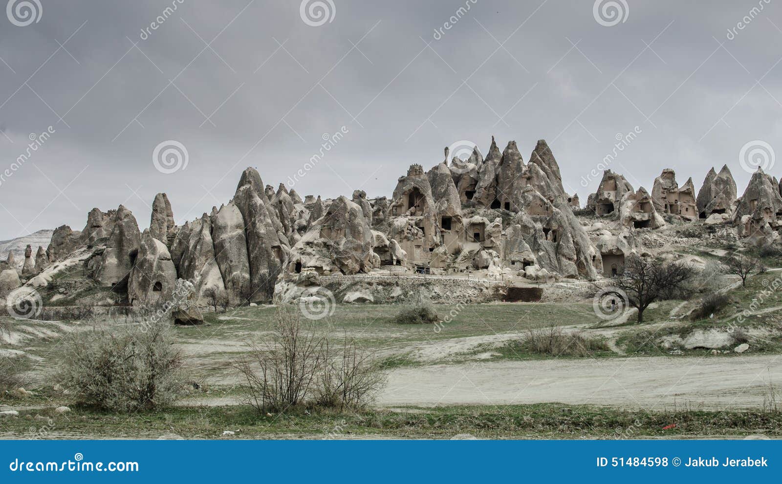 Camini leggiadramente. Fotografia delle rocce Goreme vicino, nella regione di Cappadocia