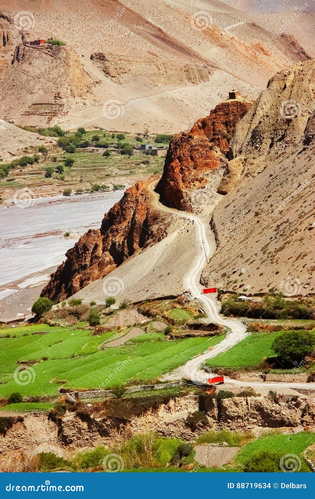 Camino de la montaña en el Himalaya nepal El reino de un ` más bajo del mustango del `