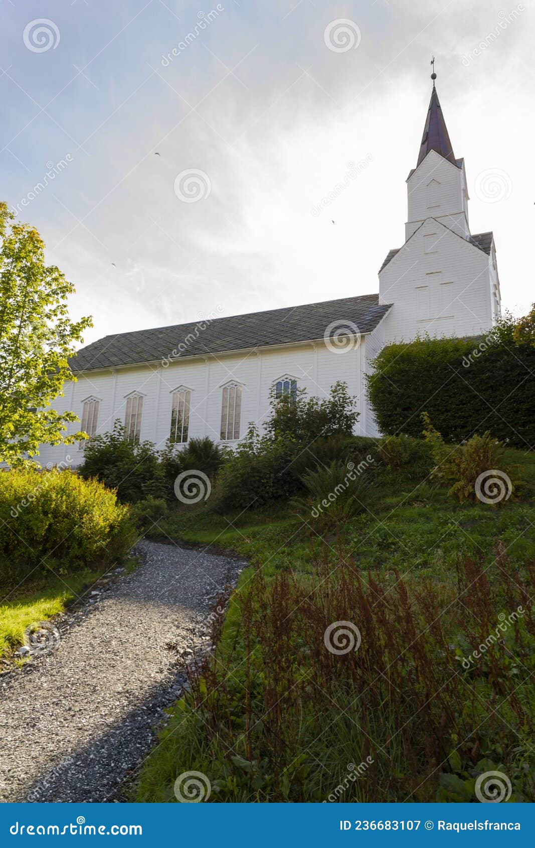 Camino a La Iglesia De Madera Blanca Imagen de archivo Imagen de