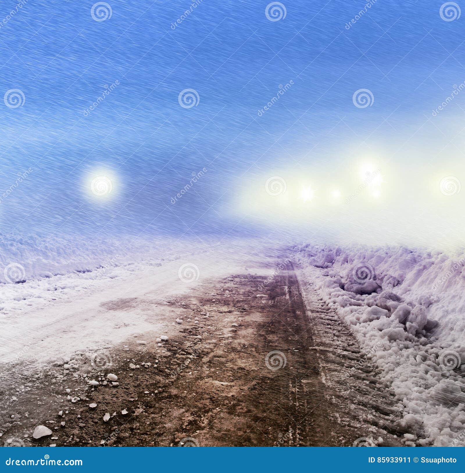 Camino nevado en la noche. Camino nevado del invierno con las farolas brillantes en la noche