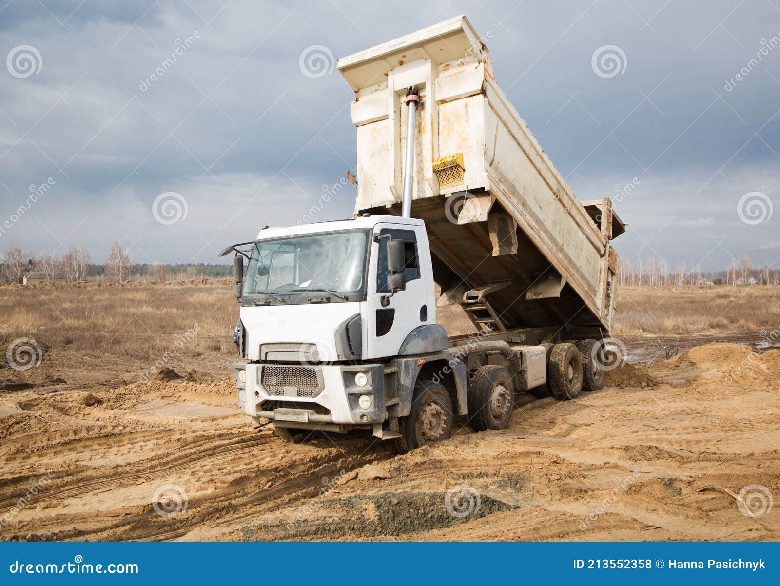 Camion à Benne De Construction Effectue Des Travaux De