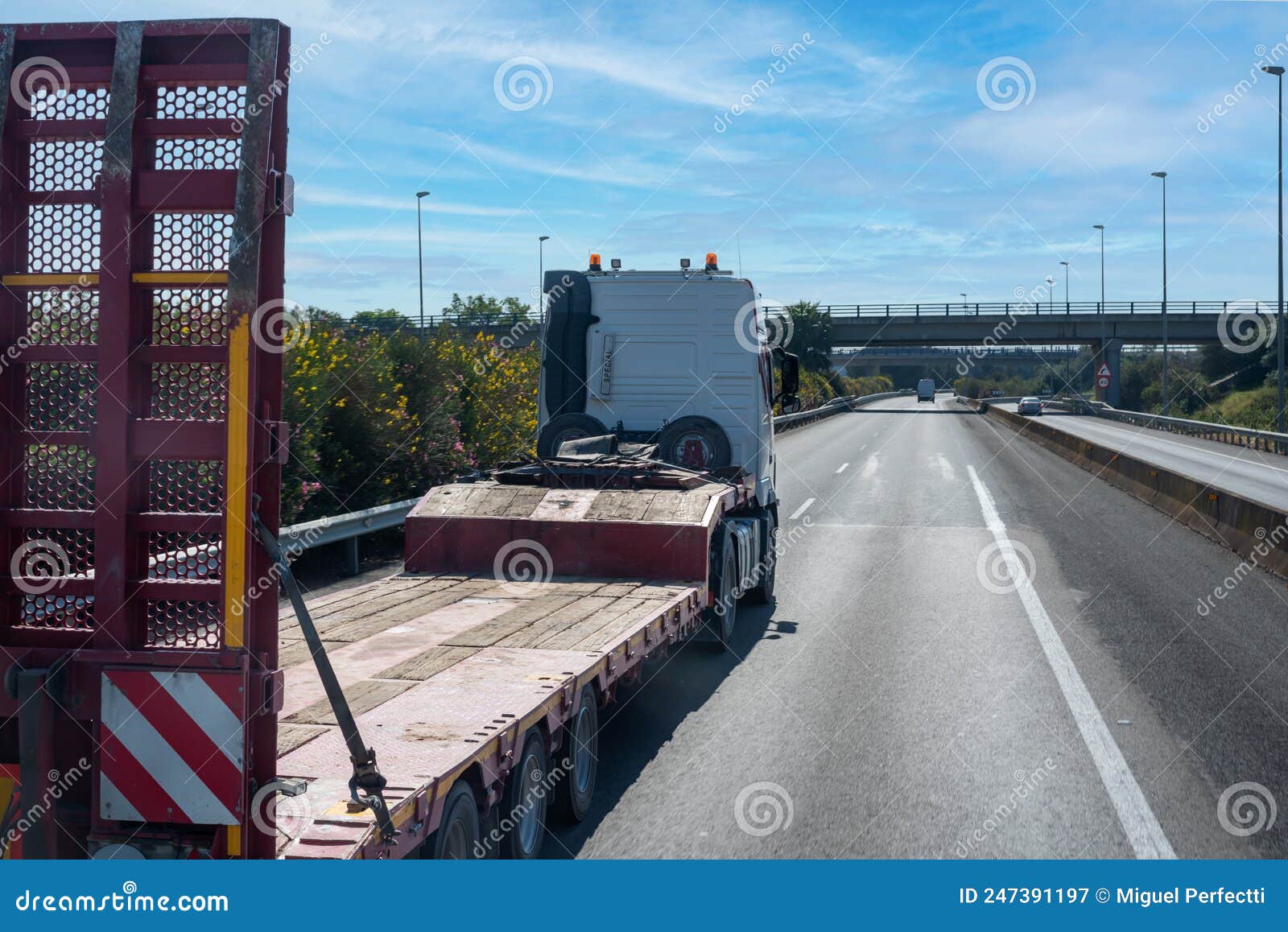 Camion Avec Semi-remorque Spéciale Pour Le Transport De Machines Lourdes  Circulant Sur La Grande Taille Image stock - Image du plateforme, camion:  247391197