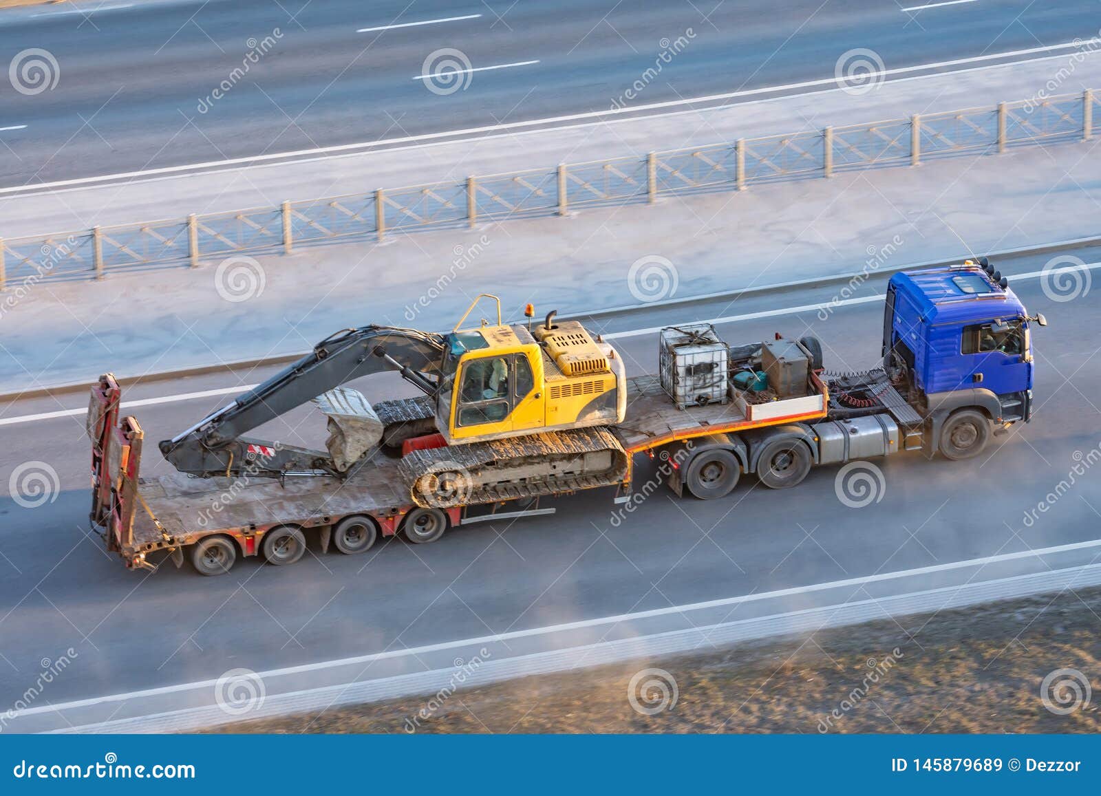 https://thumbs.dreamstime.com/z/camion-avec-une-longue-plate-forme-de-remorque-pour-transporter-les-machines-lourdes-excavatrice-charg%C3%A9e-chenille-le-seau-145879689.jpg