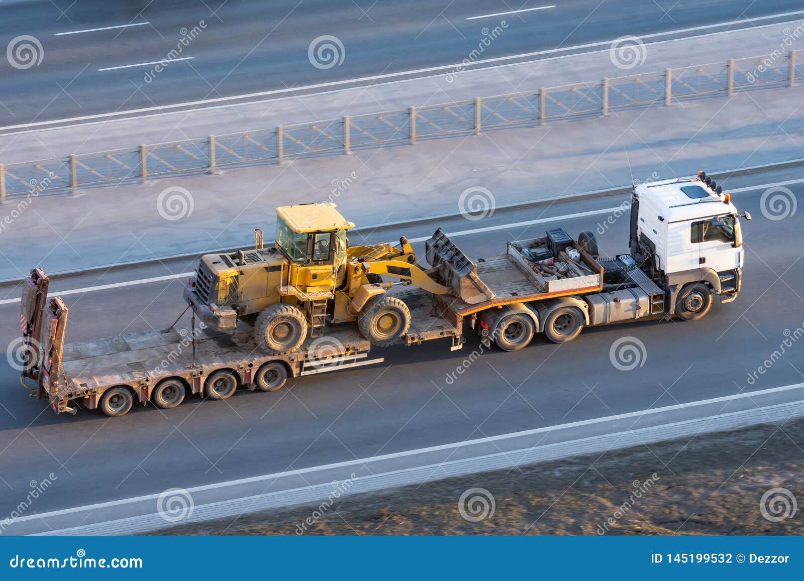 Camion Avec Une Longue Plate-forme De Remorque Pour Transporter Les Machines  Lourdes, Tracteur Charg? Avec Un Seau Transport D'om Photo stock - Image du  connexion, remorque: 145199532