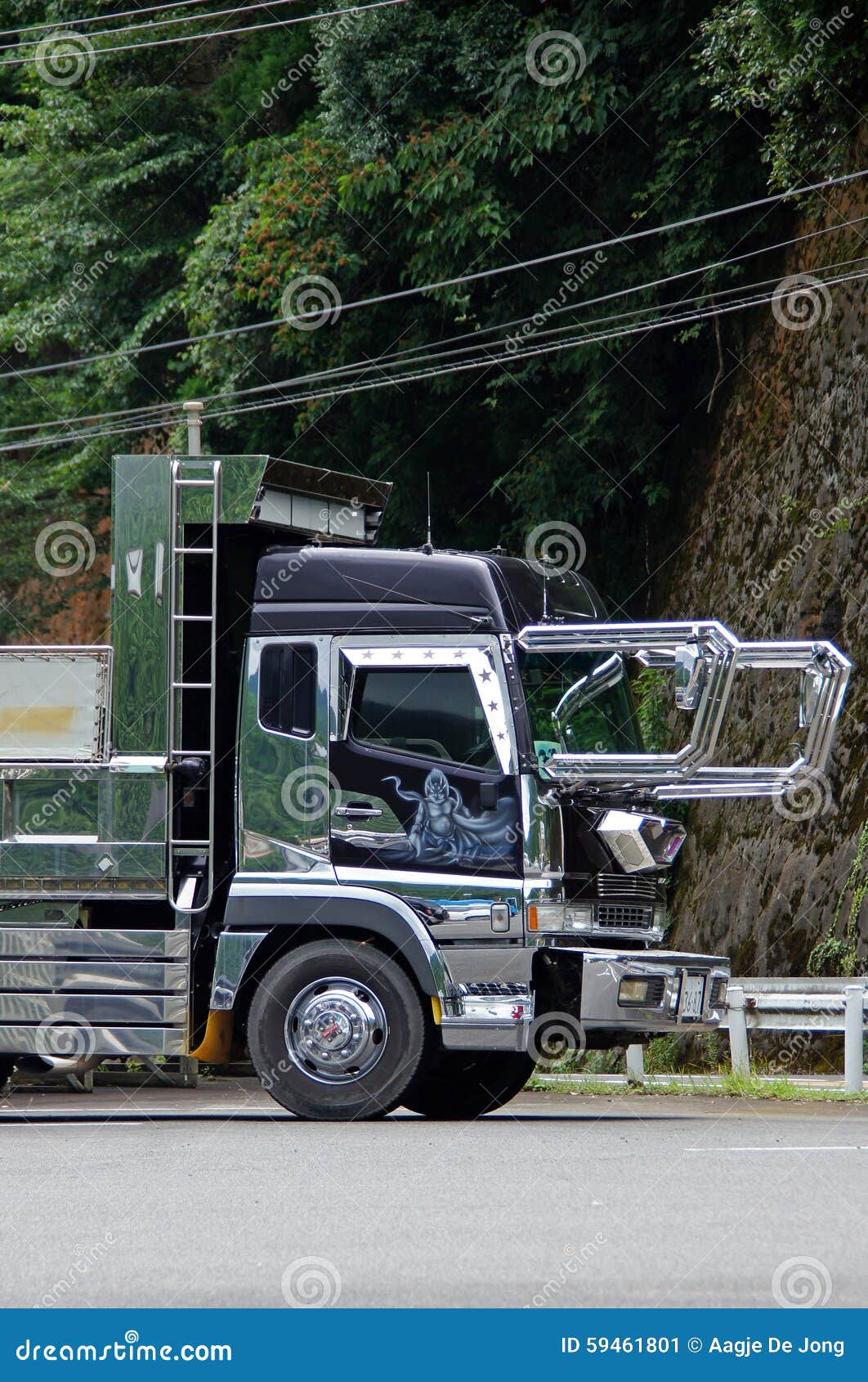 Dekotora : au Japon, pleins phares sur ces camions décorés de mille feux -  GEO