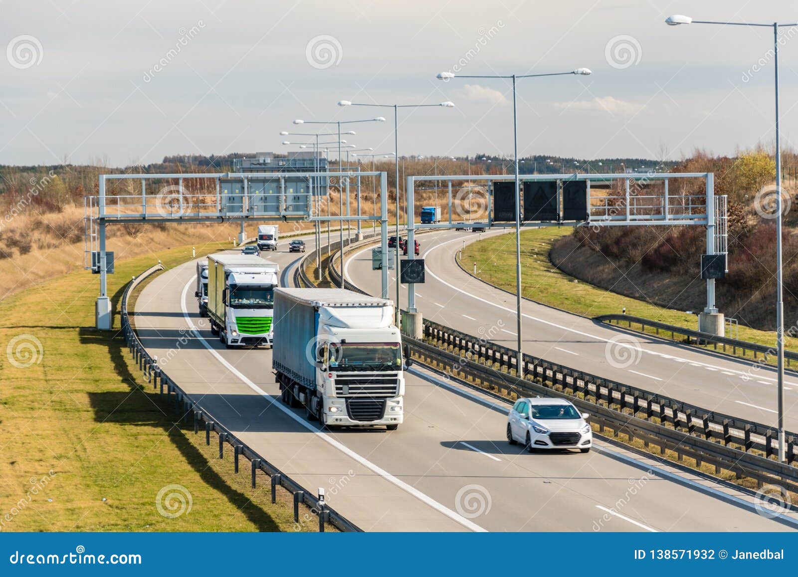 Camion Et Voiture Passant La Porte De Péage Sur Le Circuit De