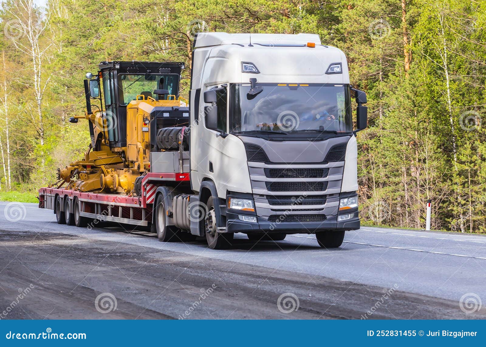 Camion Transporte L'équipement Routier Sur Route Image stock - Image du  pavage, paveur: 252831455