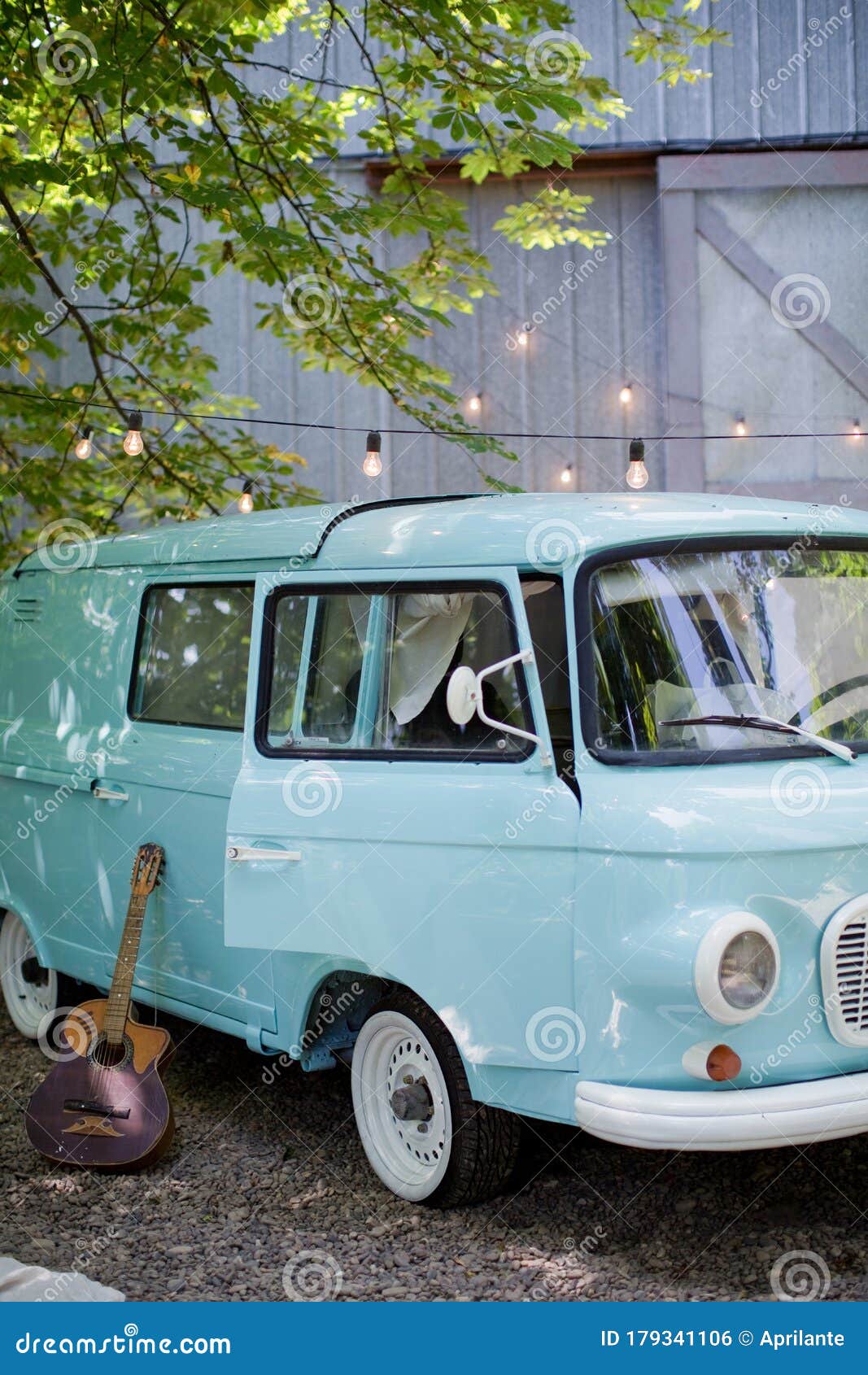 Camioneta Clásica De Camper Azul Vintage Estacionada En El Parque Foto de archivo - Imagen de aventura, vendimia:
