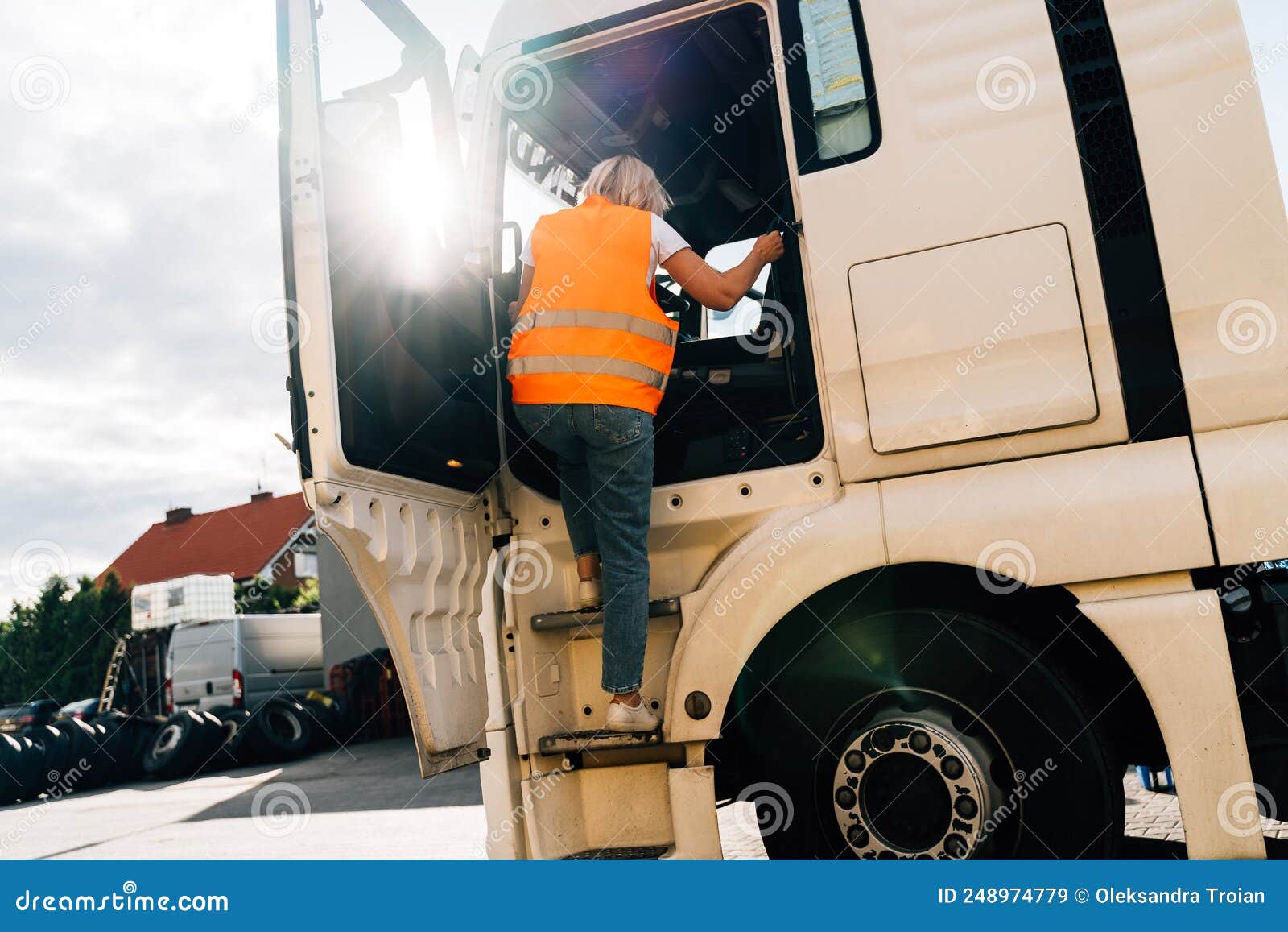 Chauffeur De Camion Moyen âge Femme Avec Gilet Et Casque Utilisant Le  Stockage Pour Articles Personnels Camionneur Occupation En E Image stock -  Image du affaires, mécanicien: 249160083