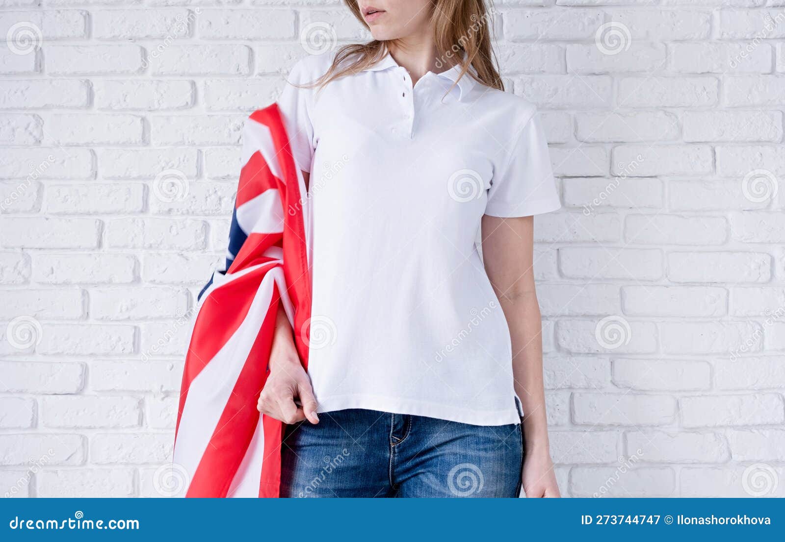 Camisa Blanca De Polo La Mujer Sobre El Diseño De La Imitación Del Fondo De La Bandera De Los Estados Unidos de archivo - Imagen de interior, celebre: 273744747