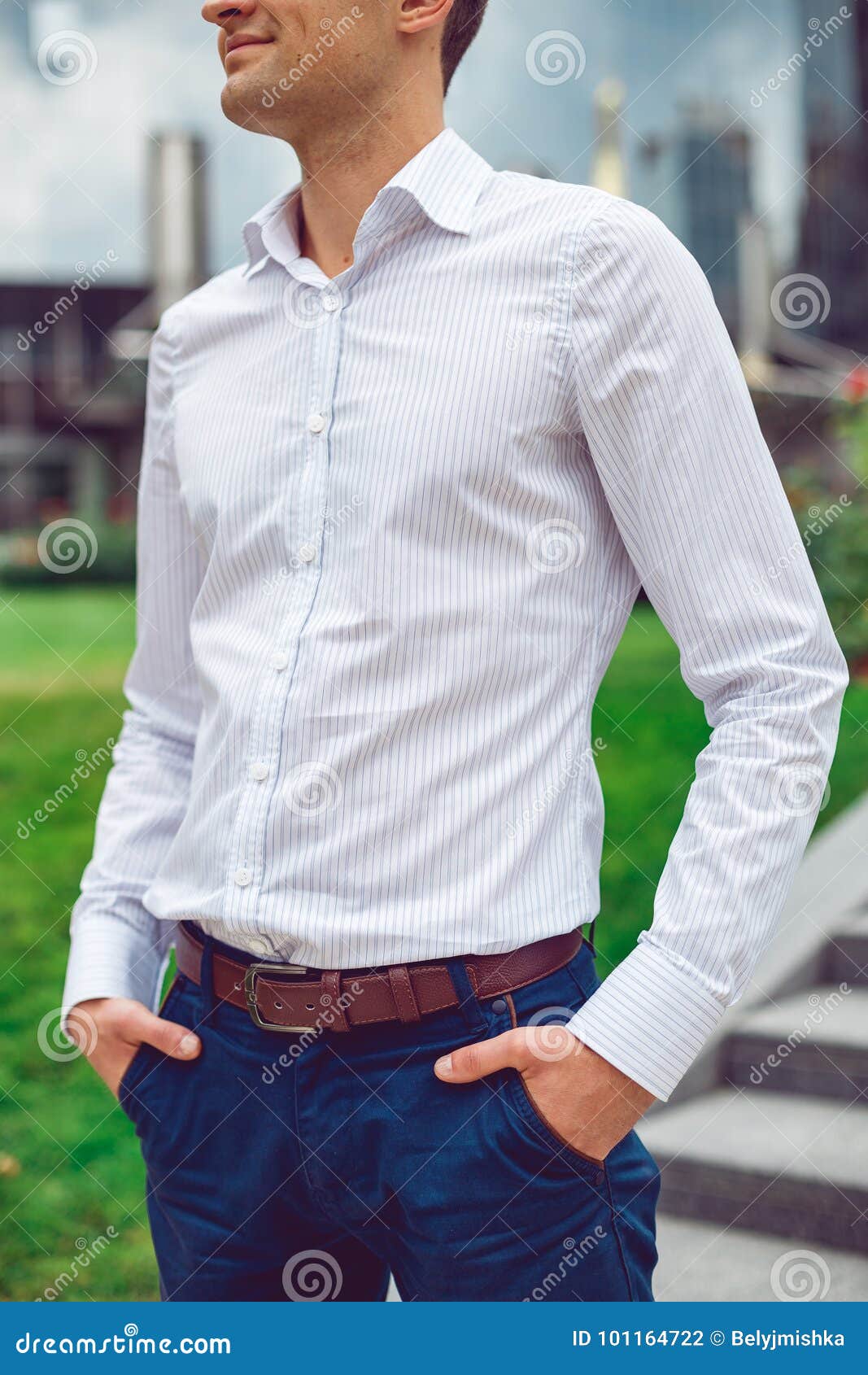 Camisa Blanca Lleva Del Hombre Joven Y Pantalones Azules Que En La Calle Foto de archivo - Imagen de oficina, hombre: 101164722