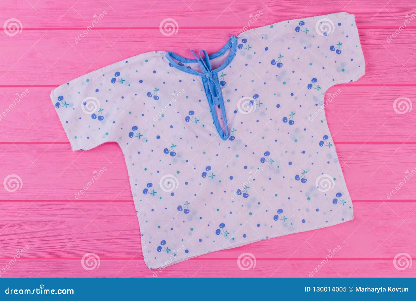 Camisa Impresa Blanca El Bebé Recién Nacido En Fondo Rosado Imagen de archivo - Imagen de ropa, infante: 130014005