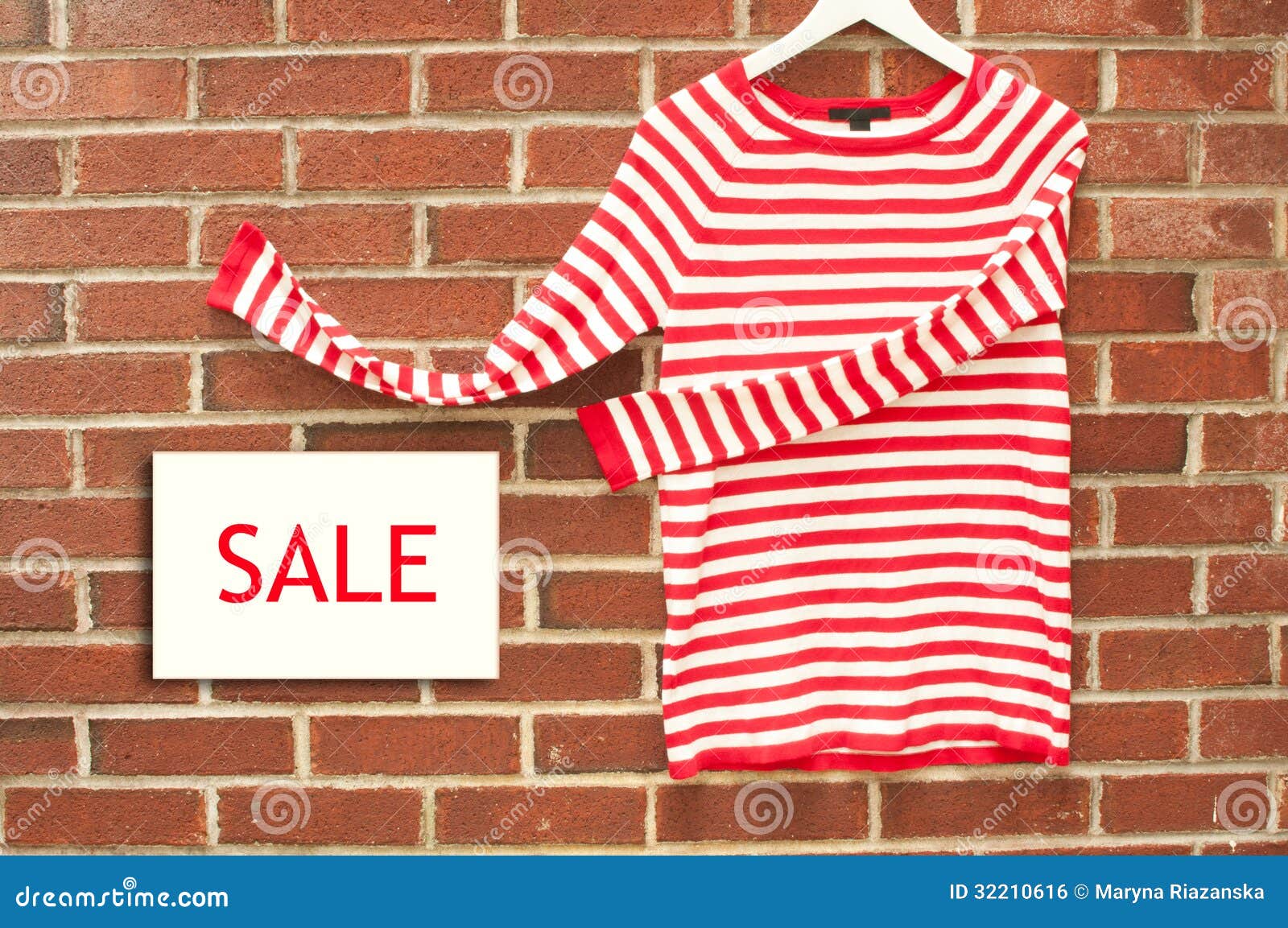 Camisa Listrada Vermelha E Branca Com Sinal Da Venda Foto de Stock - Imagem  de mercadoria, luvas: 32210616