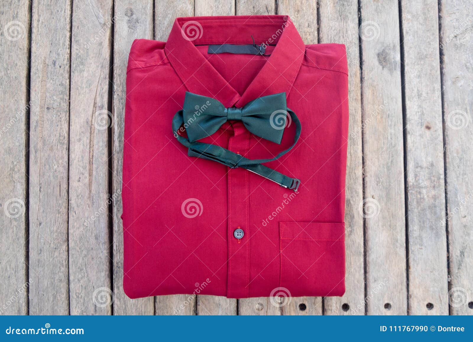 camisa roja con corbata